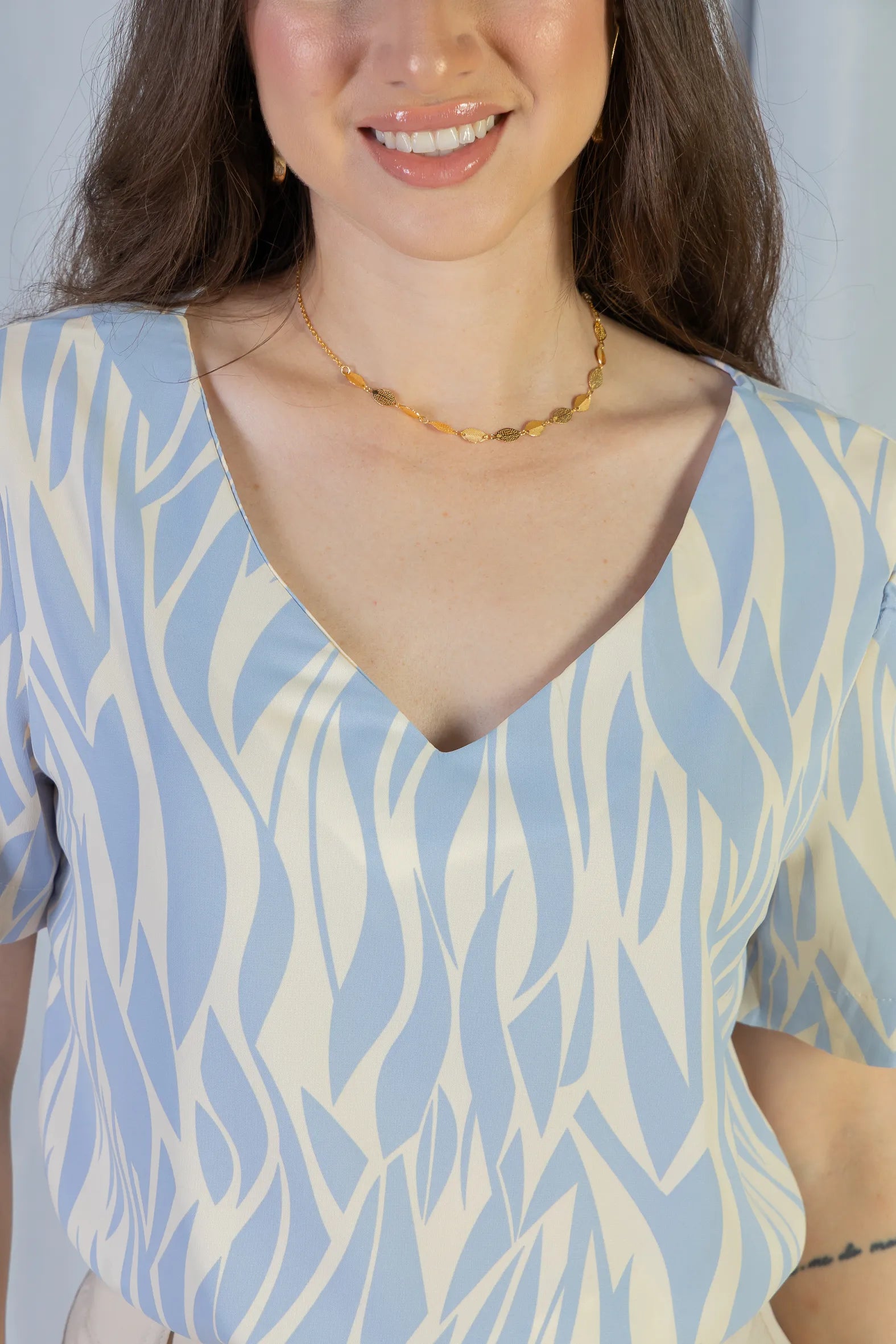 Blusa Manga Curta Detalhe Botão Decote "V" Crepe Classic Graciane Azul