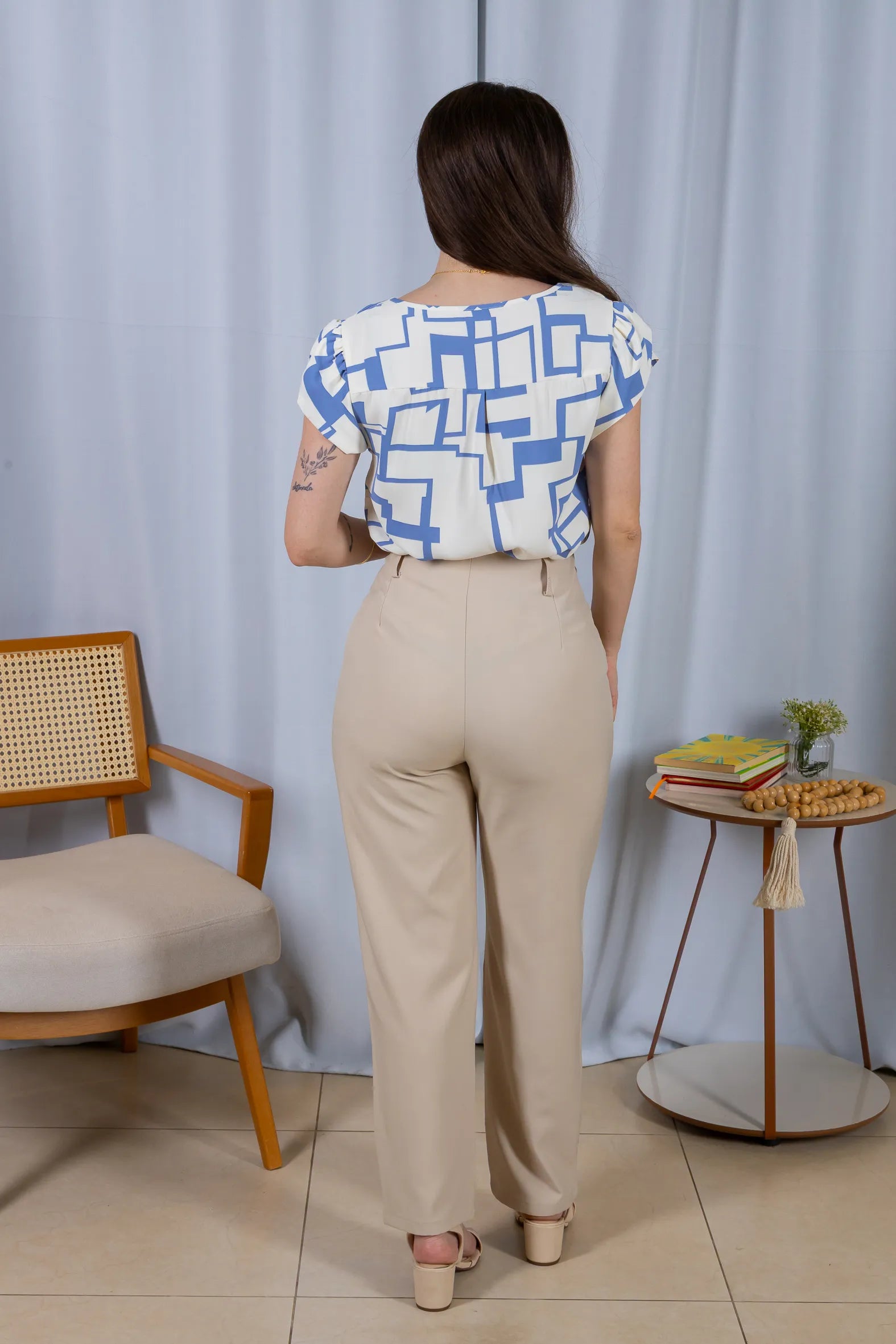 Blusa Manga Curta Transpassada Crepe Classic Carmen Estampada Geométrica Azul