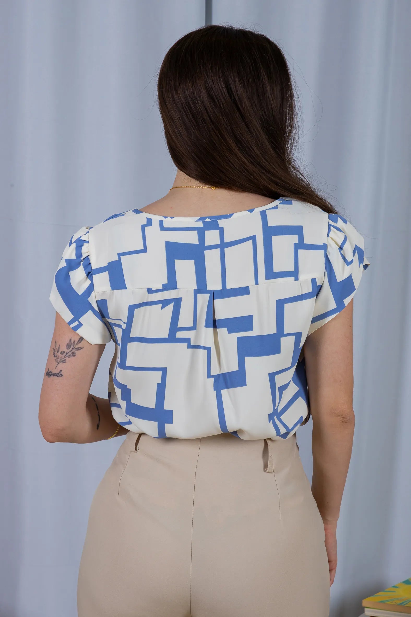 Blusa Manga Curta Transpassada Crepe Classic Carmen Estampada Geométrica Azul