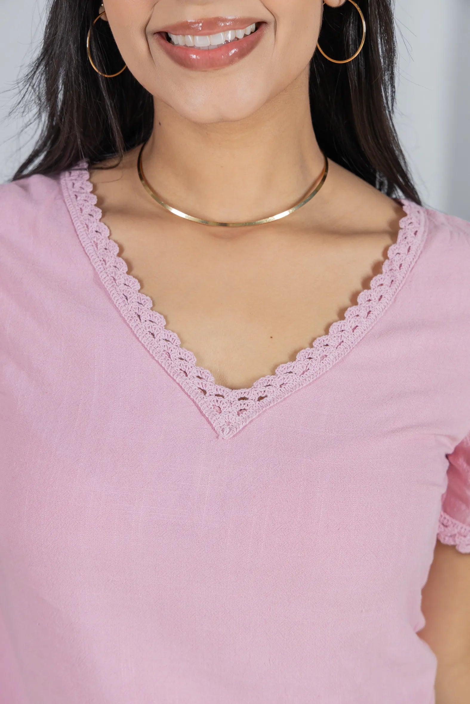 Blusa Manga Curta Decote em "V" em Cotton Linho e Detalhes Bordados Érica Rosa