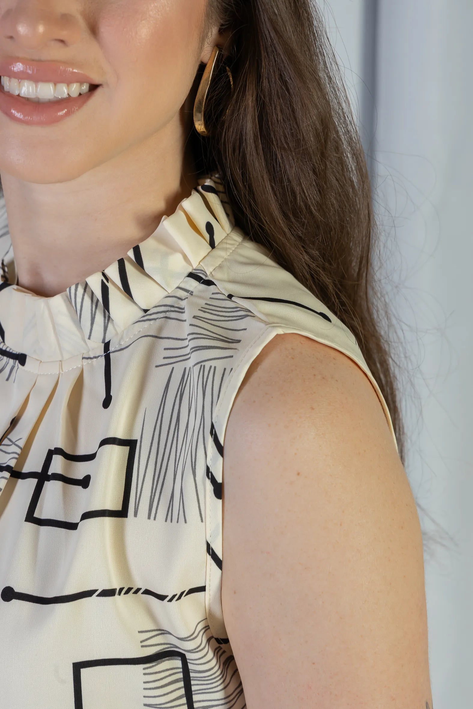 Regata Detalhe Pregas Colo Crepe Classic Lídia Estampada Creme