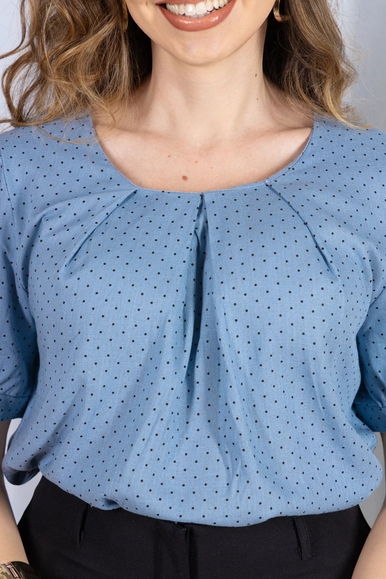 Blusa Manga Curta em Visco-linho e Colo em Pregas Estampa Poá Giovana Azul
