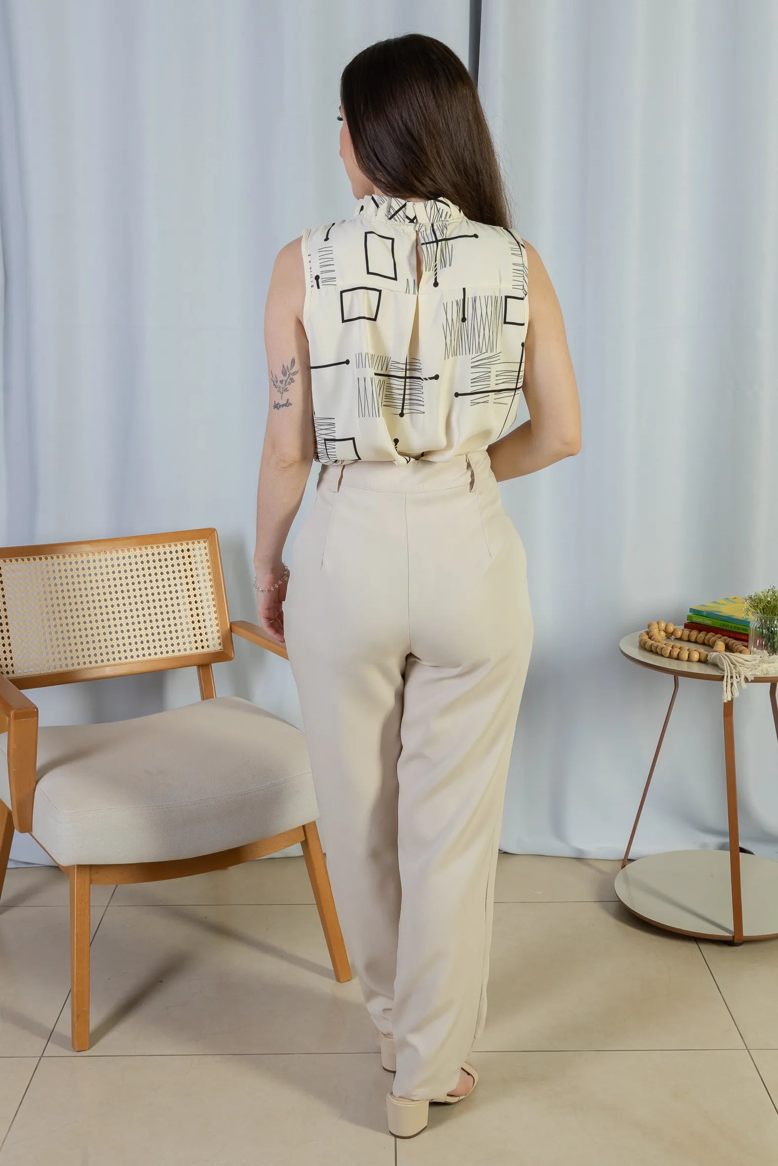 Regata Detalhe Pregas Colo Crepe Classic Lídia Estampada Creme