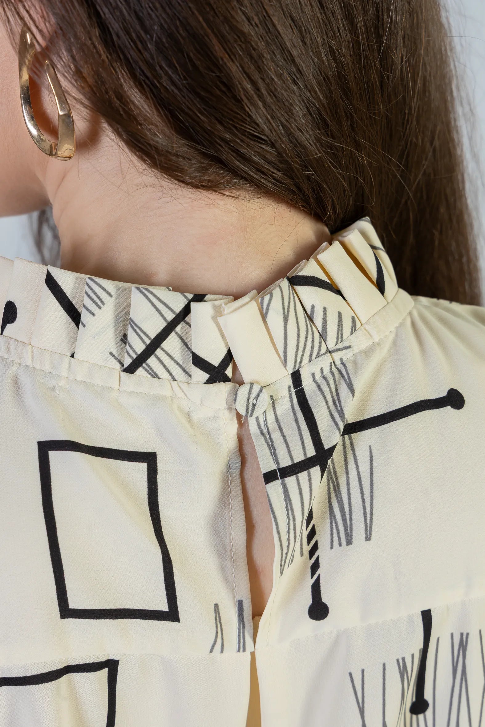 Regata Detalhe Pregas Colo Crepe Classic Lídia Estampada Creme