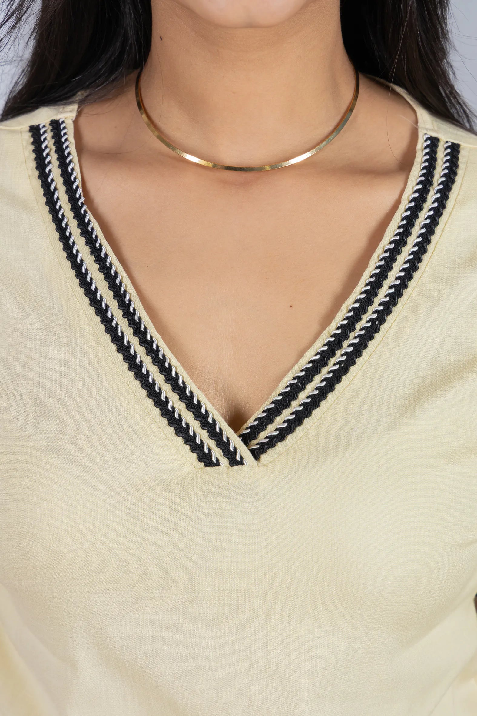 Blusa Manga Curta Decote em "V" em Visco Linen com Bordado Contrastante Helen Amarelo Manteiga