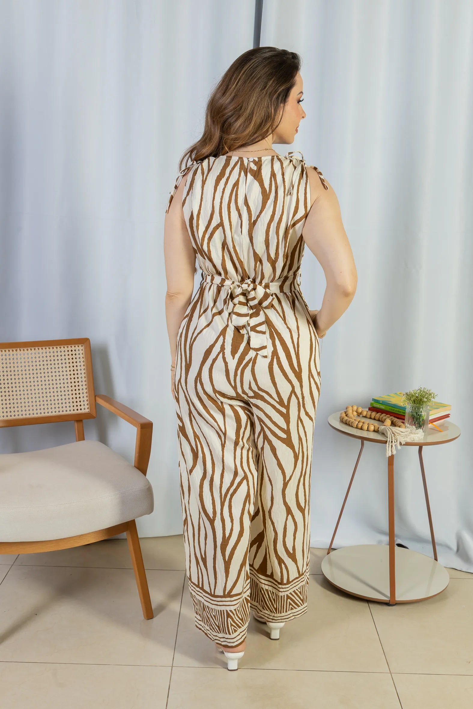 Macacão Regata Decote "V" Visco Rústico Emily Estampado Marrom