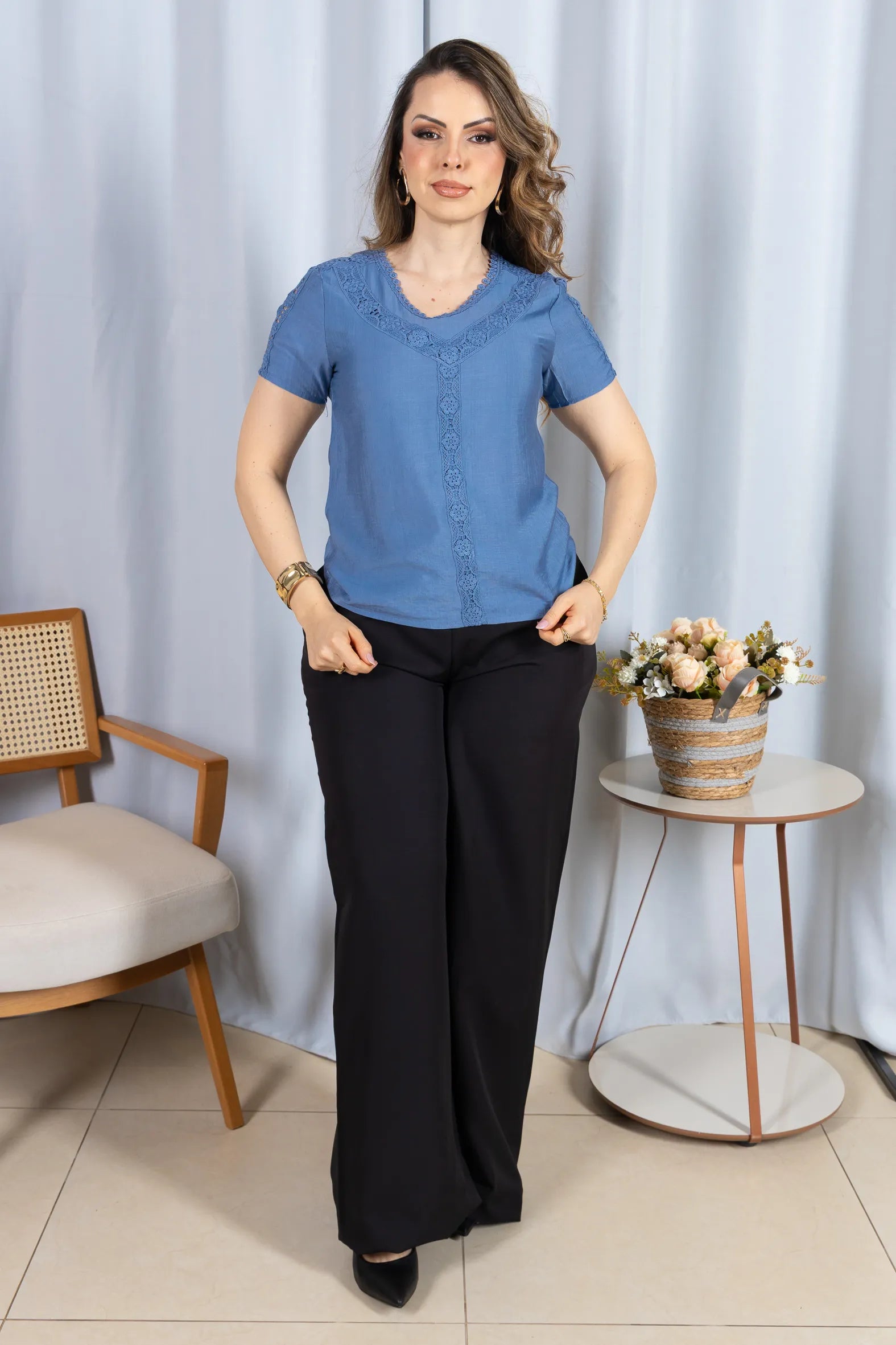 Blusa Manga Curta Decote em "V" em Visco Brise com Detalhes Bordados Thais Azul