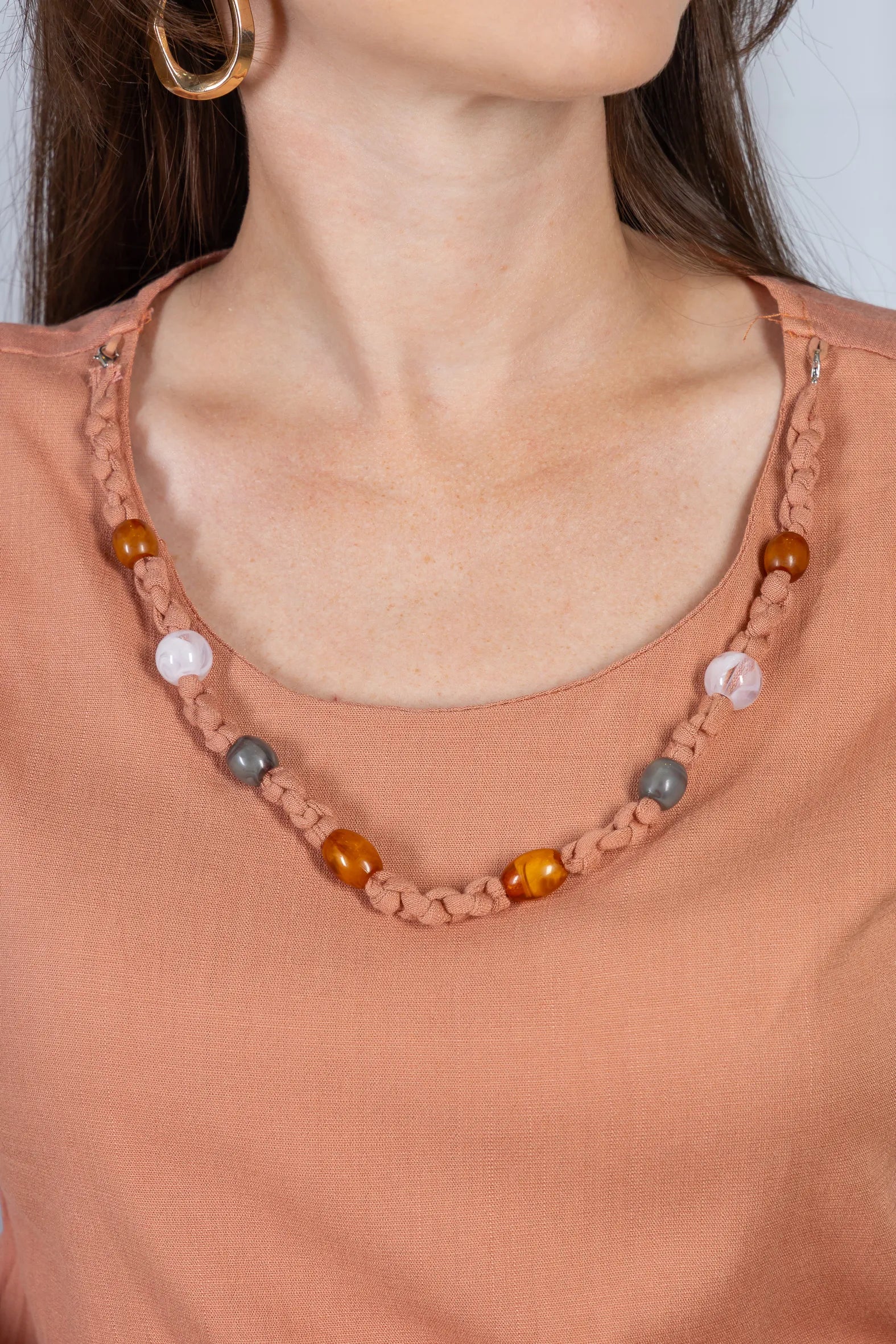 Blusa Manga Curta Visco Linen Detalhe Entrelaçado no Colo com Pedraria Iveth Rosê