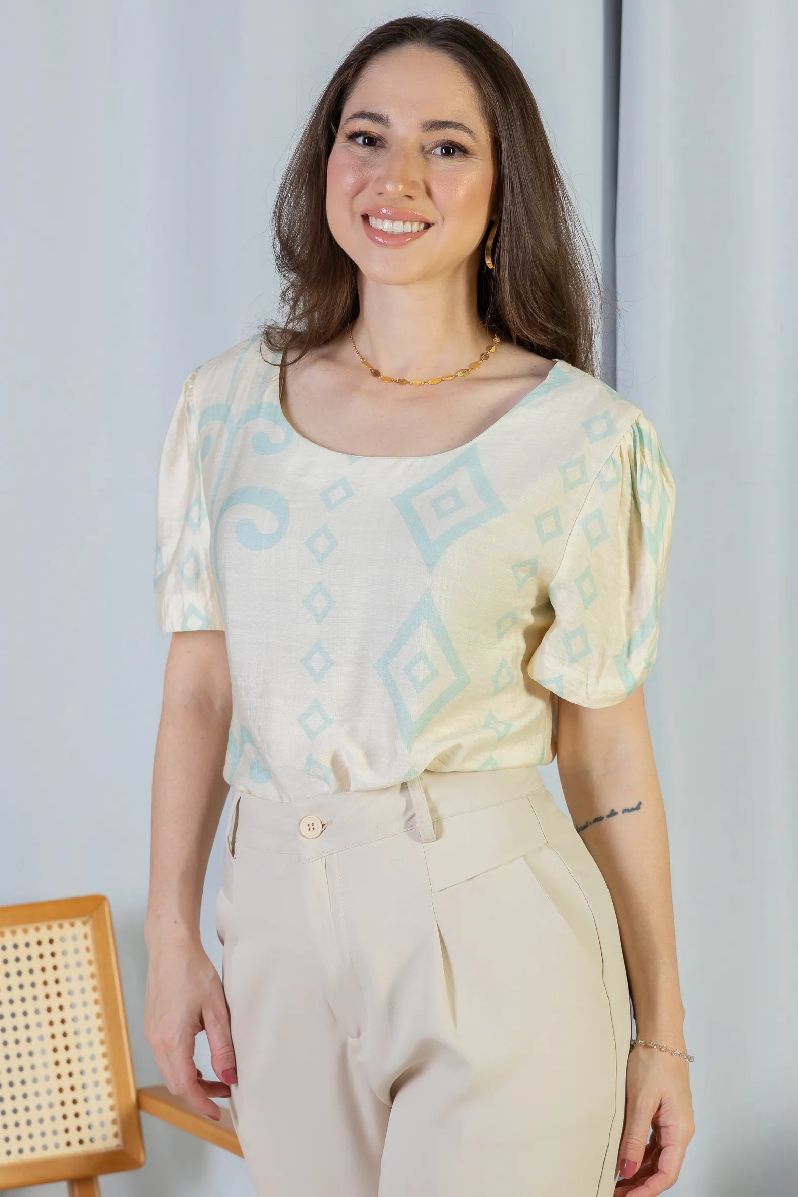 Blusa Manga Curta Detalhe Botão Visco Brise Vânia Estampada Azul Claro