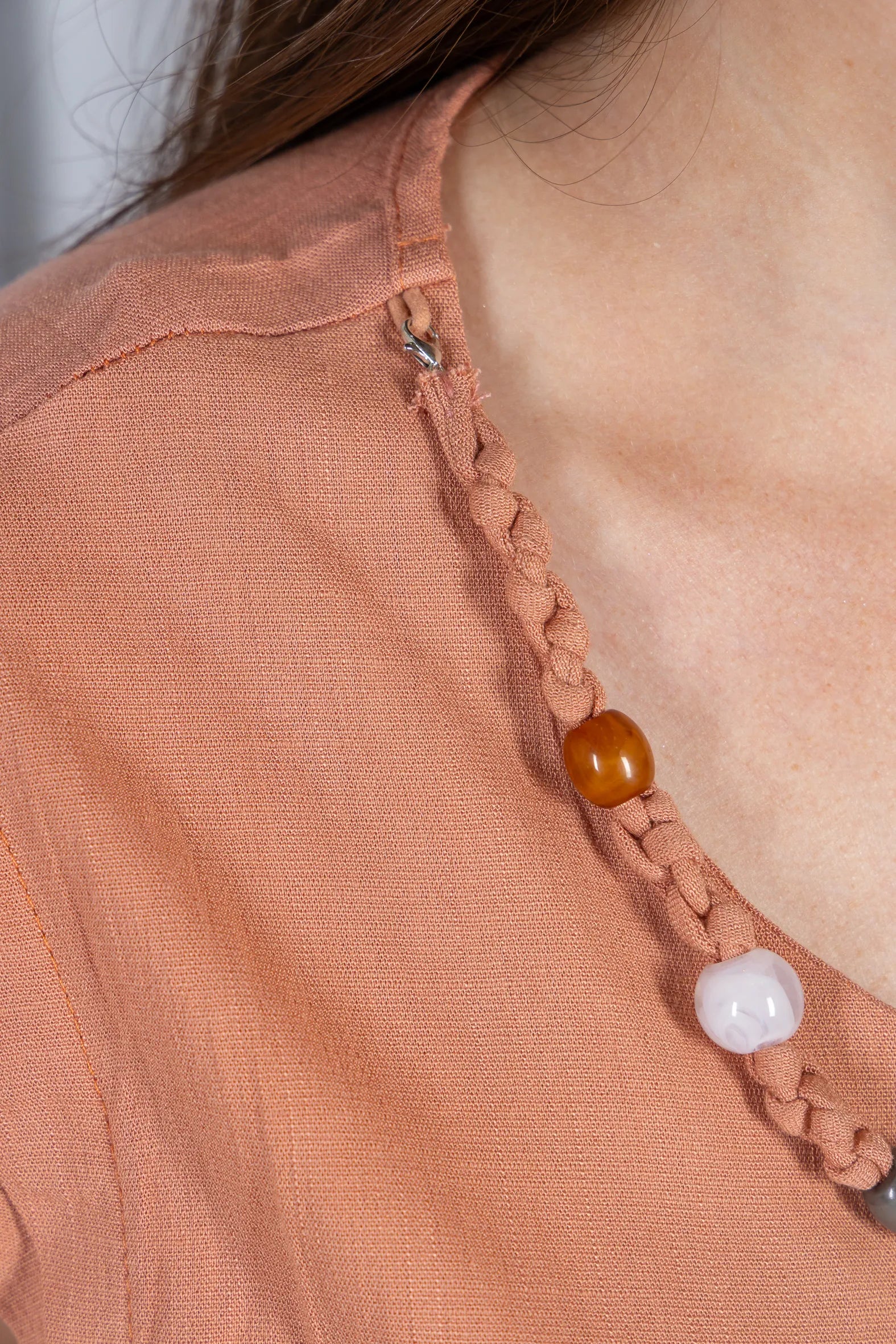 Blusa Manga Curta Visco Linen Detalhe Entrelaçado no Colo com Pedraria Iveth Rosê