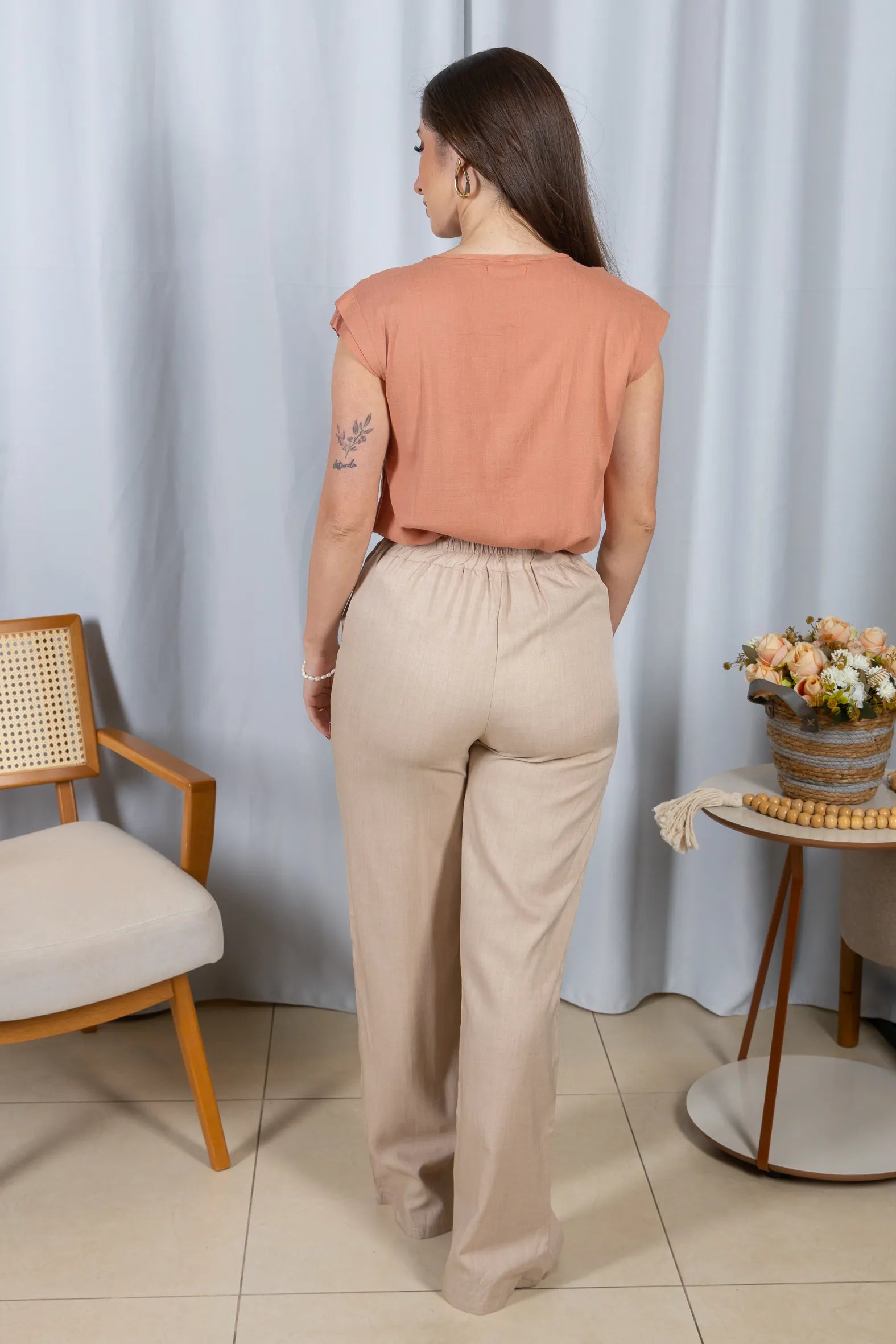 Blusa Manga Curta Visco Linen Detalhe Entrelaçado no Colo com Pedraria Iveth Rosê