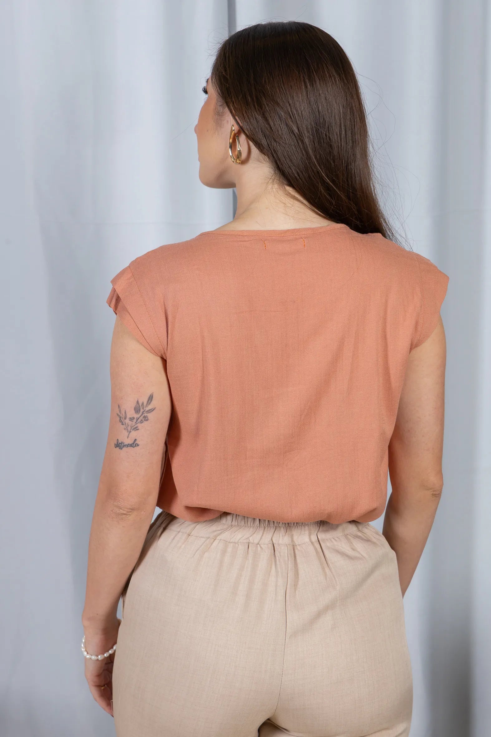 Blusa Manga Curta Visco Linen Detalhe Entrelaçado no Colo com Pedraria Iveth Rosê