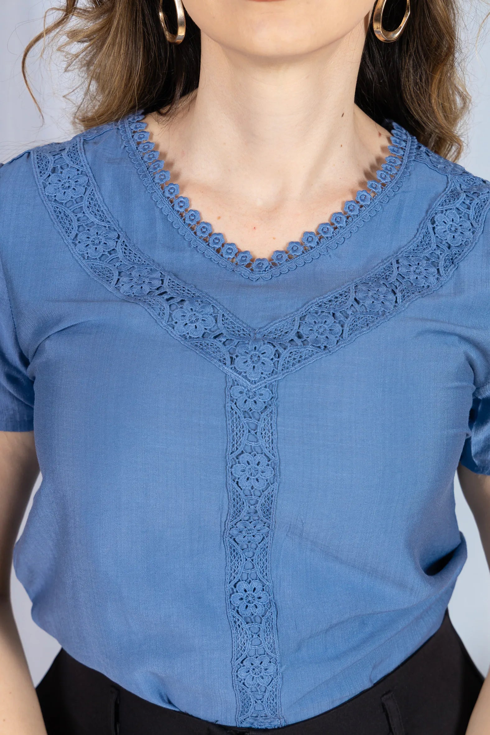 Blusa Manga Curta Decote em "V" em Visco Brise com Detalhes Bordados Thais Azul