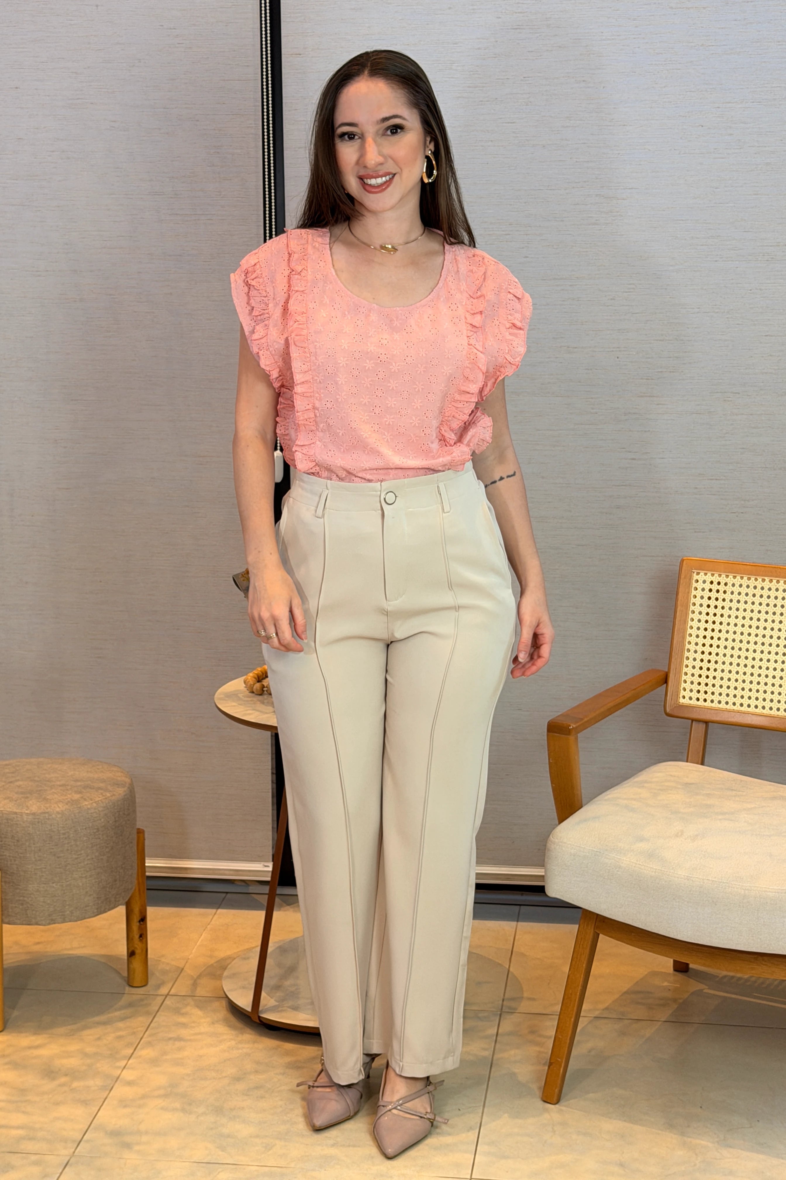 Conjunto: Blusa Manga Curta em Cotton Laise Detalhes Babados Marta Rosa + Calça Pantalona Alfaiataria Botão Encapado Margareth Creme