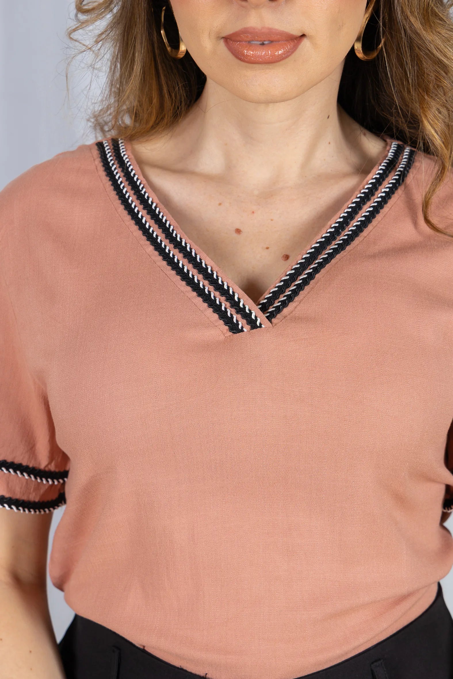 Blusa Manga Curta Decote em "V" em Visco Linen com Bordado Contrastante Helen Rosê