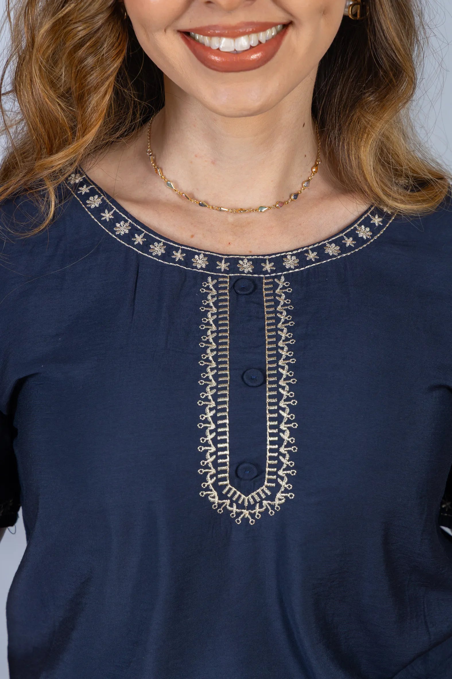 Blusa Manga Curta com Detalhes Bordados Colo Visco Fine Leia Azul Marinho