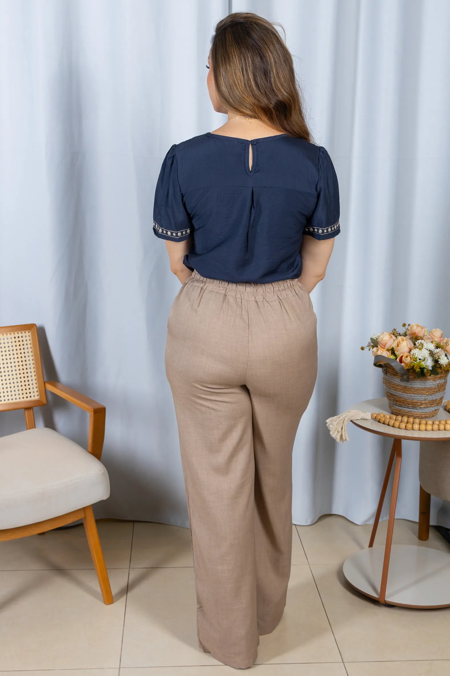 Blusa Manga Curta com Detalhes Bordados Colo Visco Fine Leia Azul Marinho