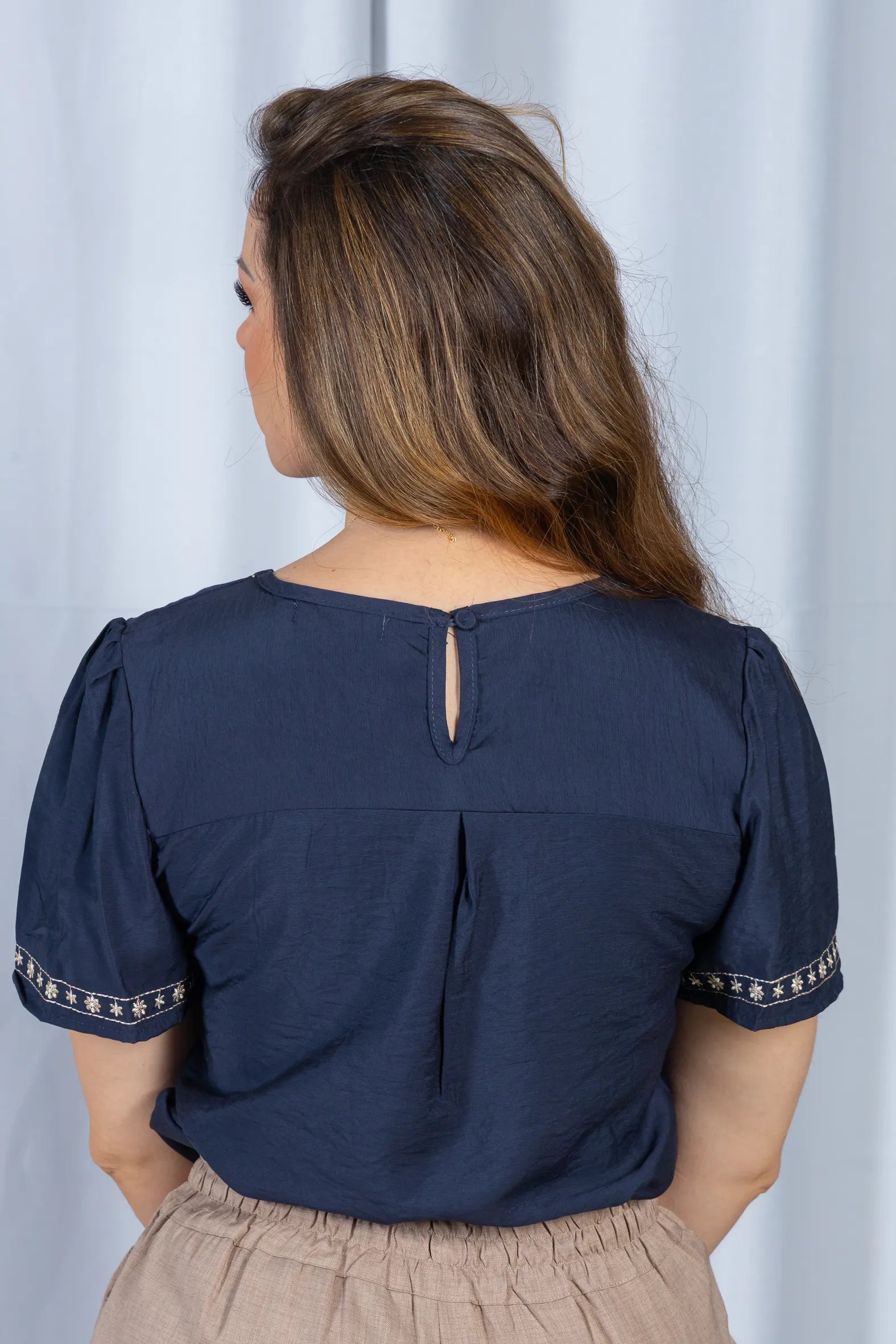 Blusa Manga Curta com Detalhes Bordados Colo Visco Fine Leia Azul Marinho