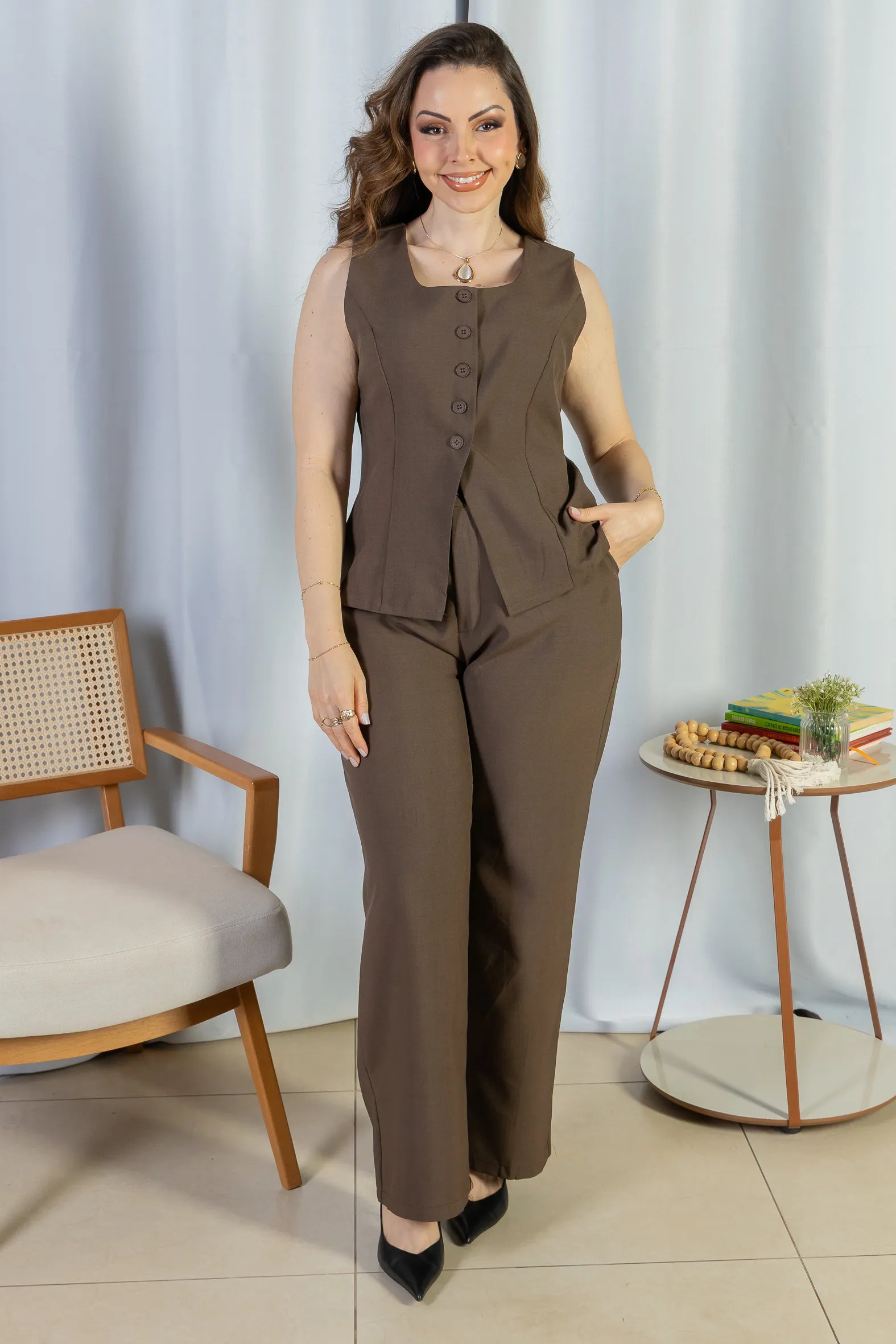 Conjunto: Colete Regata Alfaiataria Detalhe Botão Livia Marrom + Calça Pantalona Alfaiataria Livia Marrom