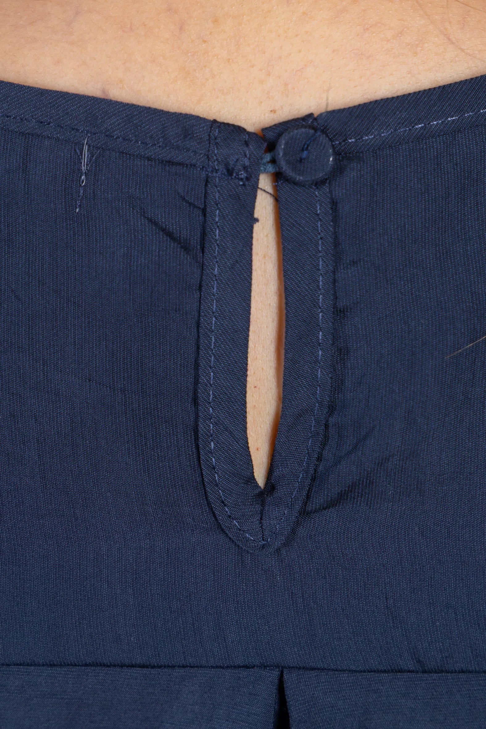 Blusa Manga Curta com Detalhes Bordados Colo Visco Fine Leia Azul Marinho