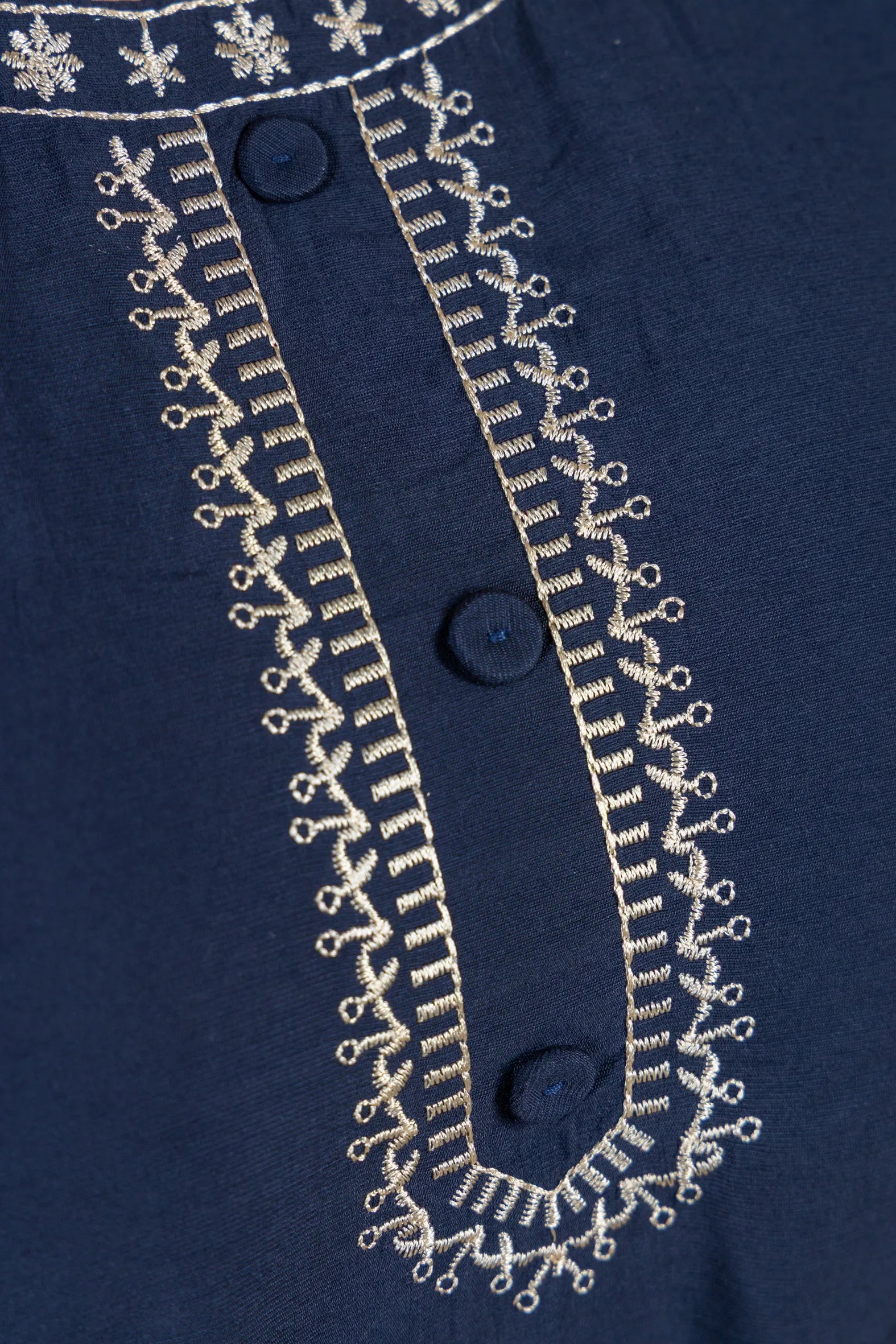 Blusa Manga Curta com Detalhes Bordados Colo Visco Fine Leia Azul Marinho