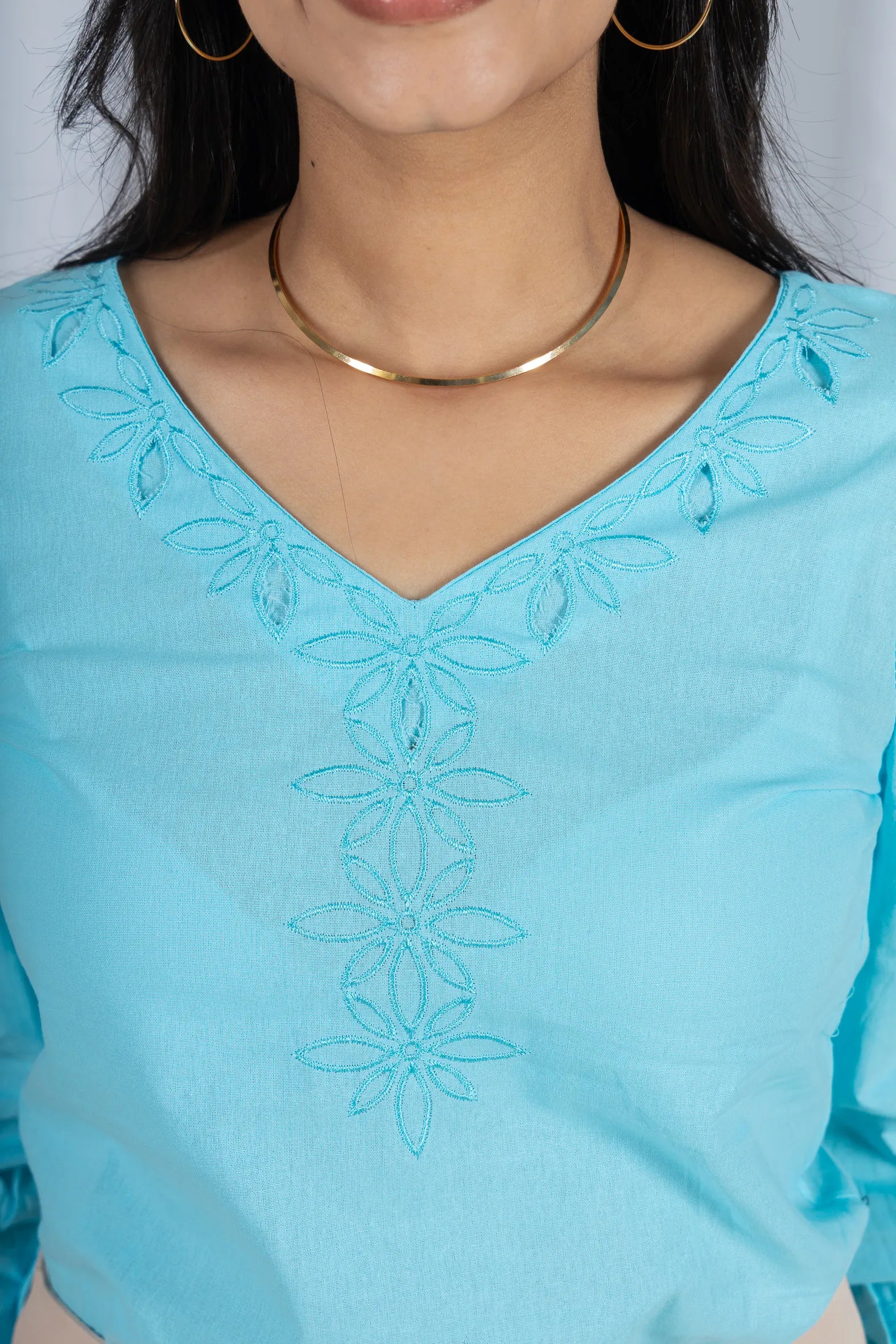 Blusa Manga Longa Decote em "V" em Cotton e Detalhes Vazados Melina Azul