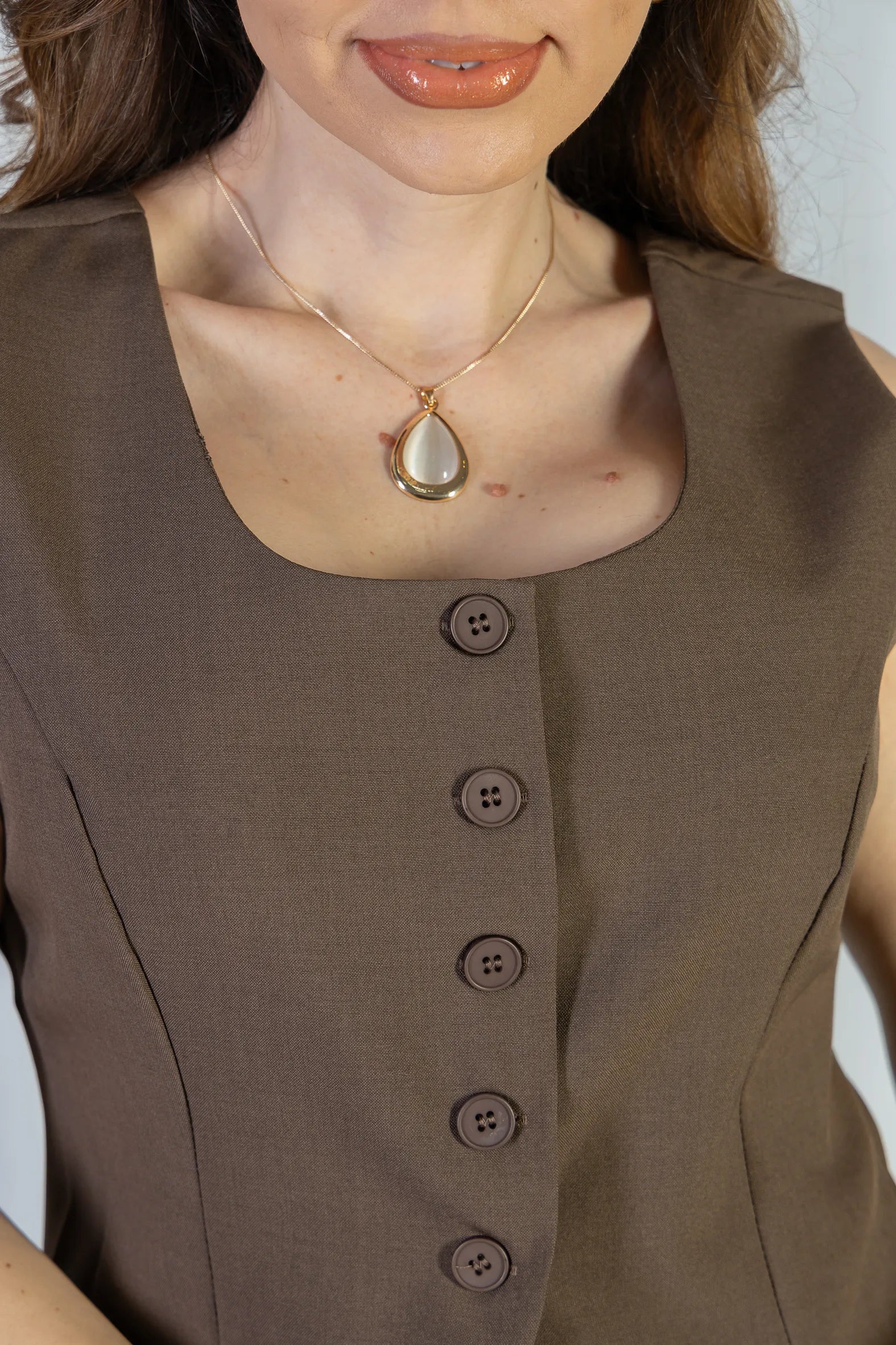 Colete Regata Alfaiataria Detalhe Botão Livia Marrom