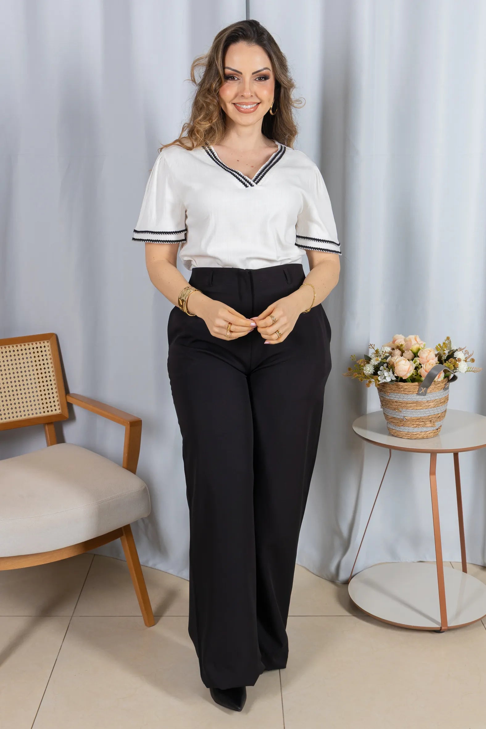 Blusa Manga Curta Decote em "V" em Visco Linen com Bordado Contrastante Helen Branca