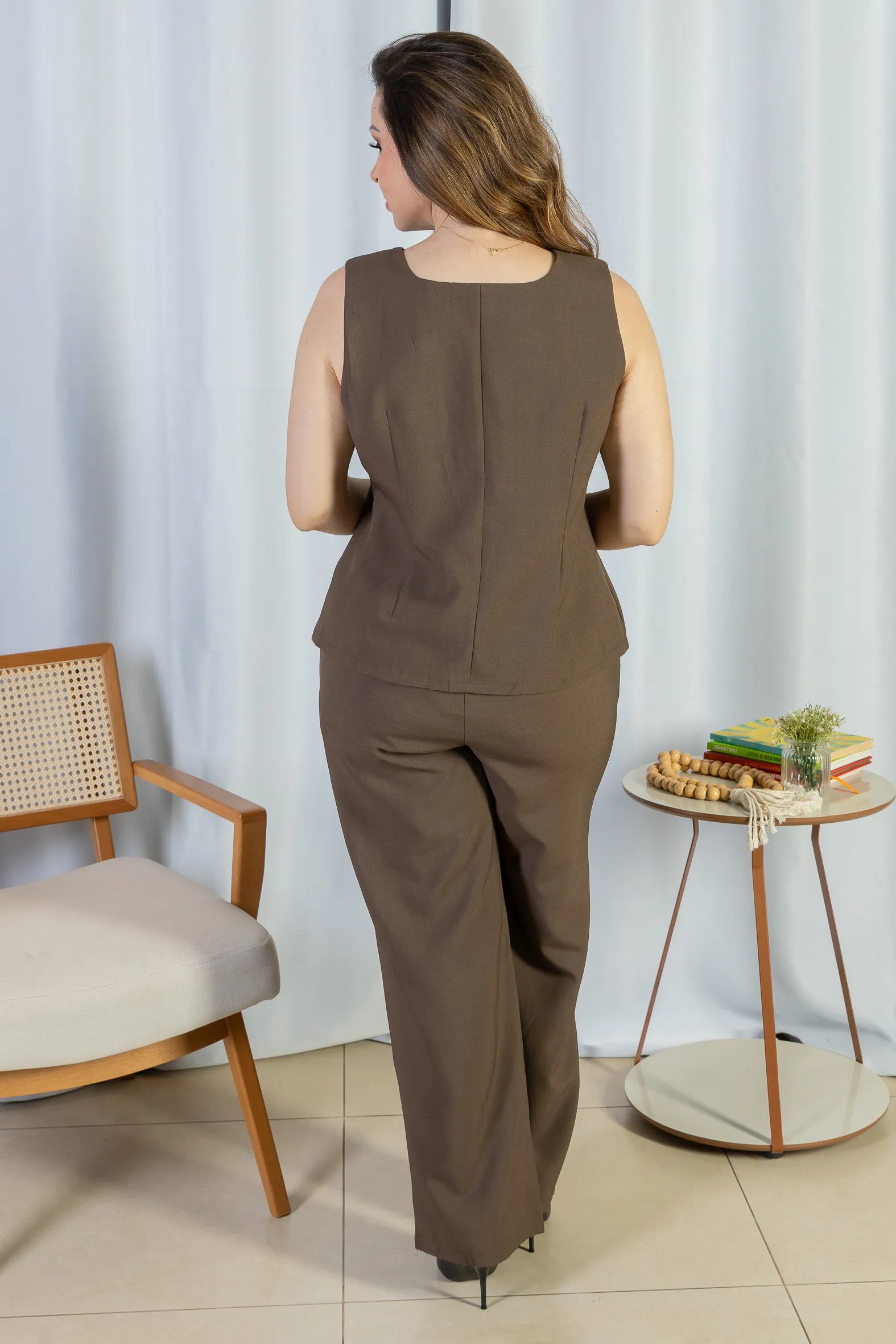 Conjunto: Colete Regata Alfaiataria Detalhe Botão Livia Marrom + Calça Pantalona Alfaiataria Livia Marrom