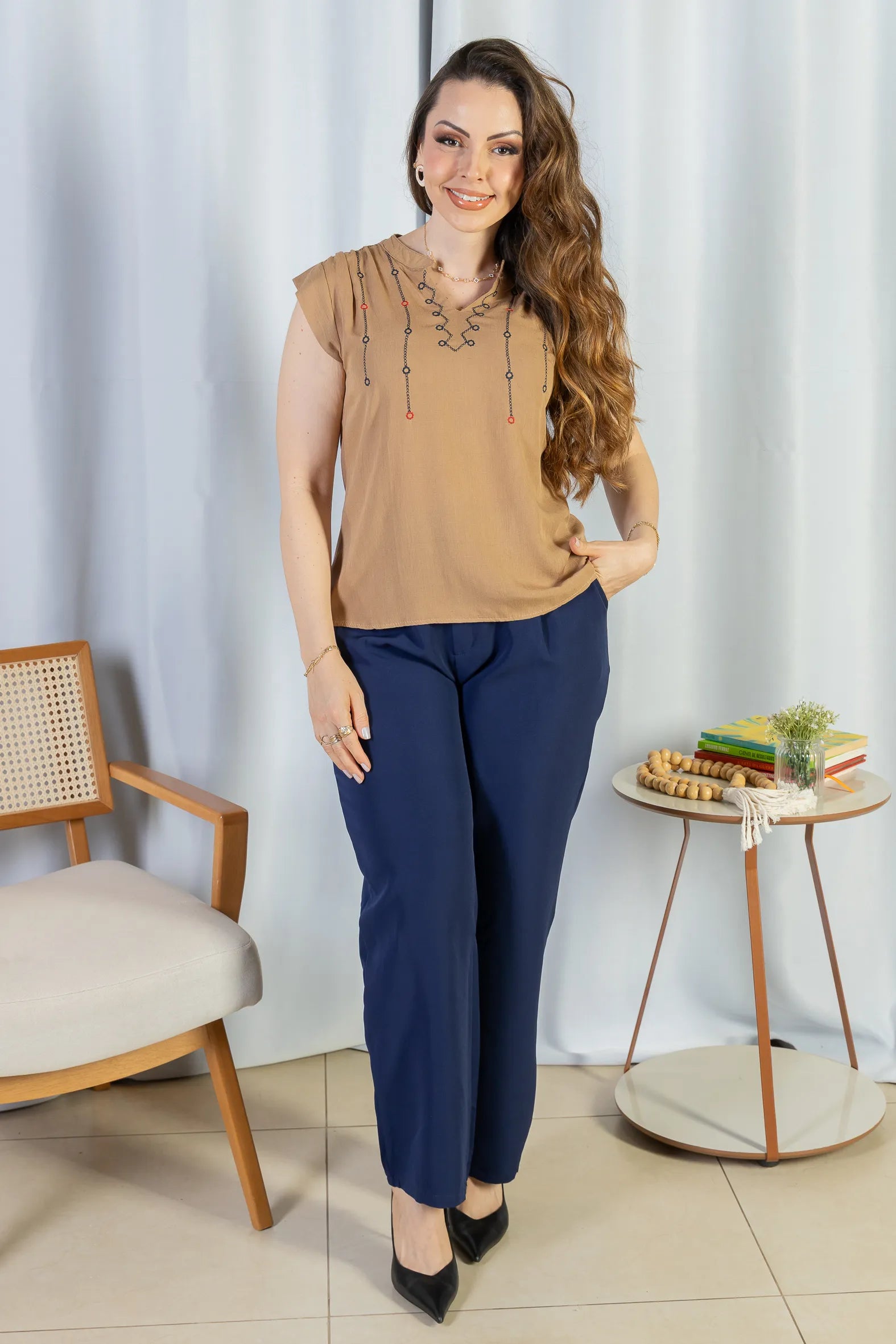 Blusa Regata Pregas Detalhe Decote "V" Visco-linho Lisandra Marrom