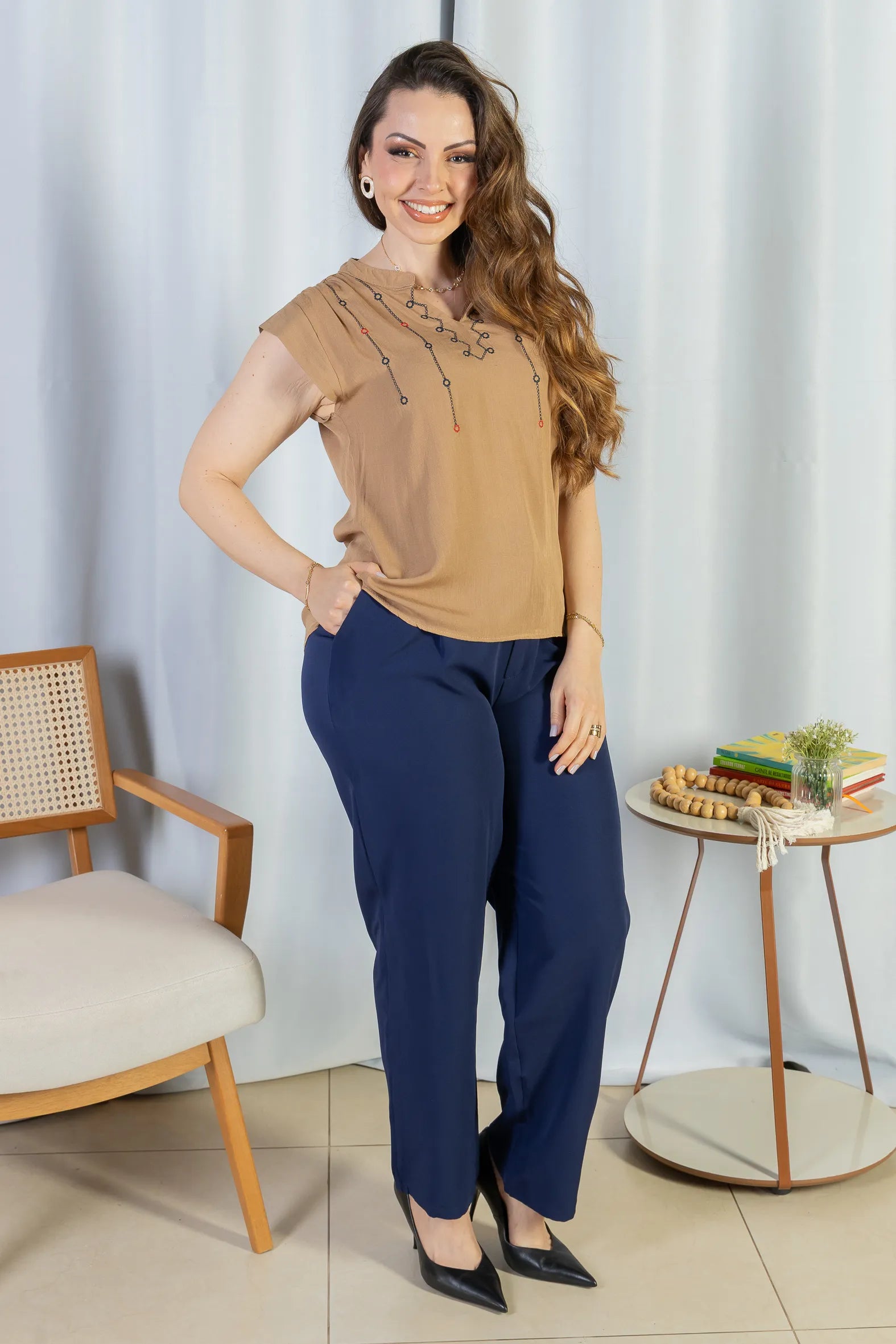 Blusa Regata Pregas Detalhe Decote "V" Visco-linho Lisandra Marrom