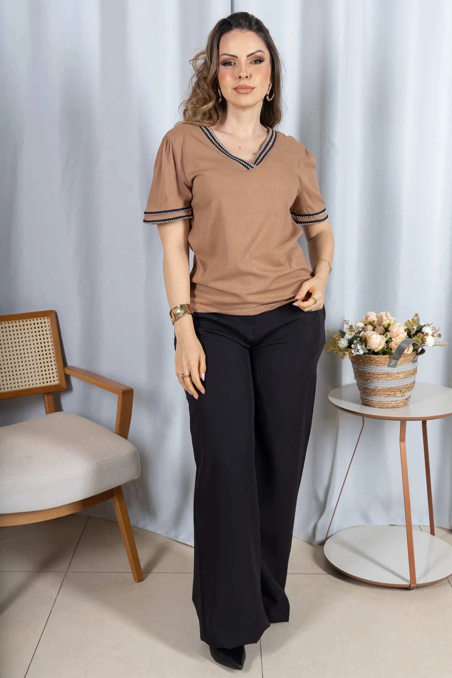 Blusa Manga Curta Decote em "V" em Visco Linen com Bordado Contrastante Helen Marrom