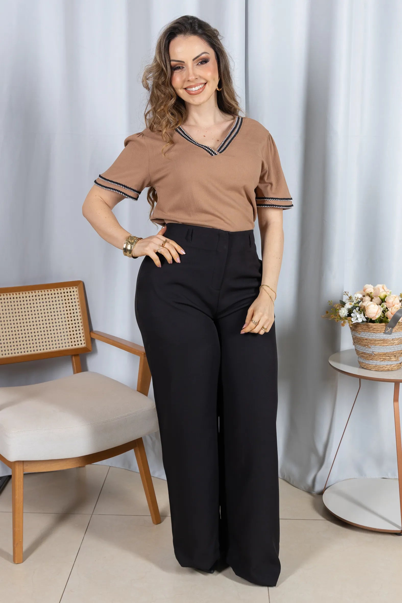 Blusa Manga Curta Decote em "V" em Visco Linen com Bordado Contrastante Helen Marrom