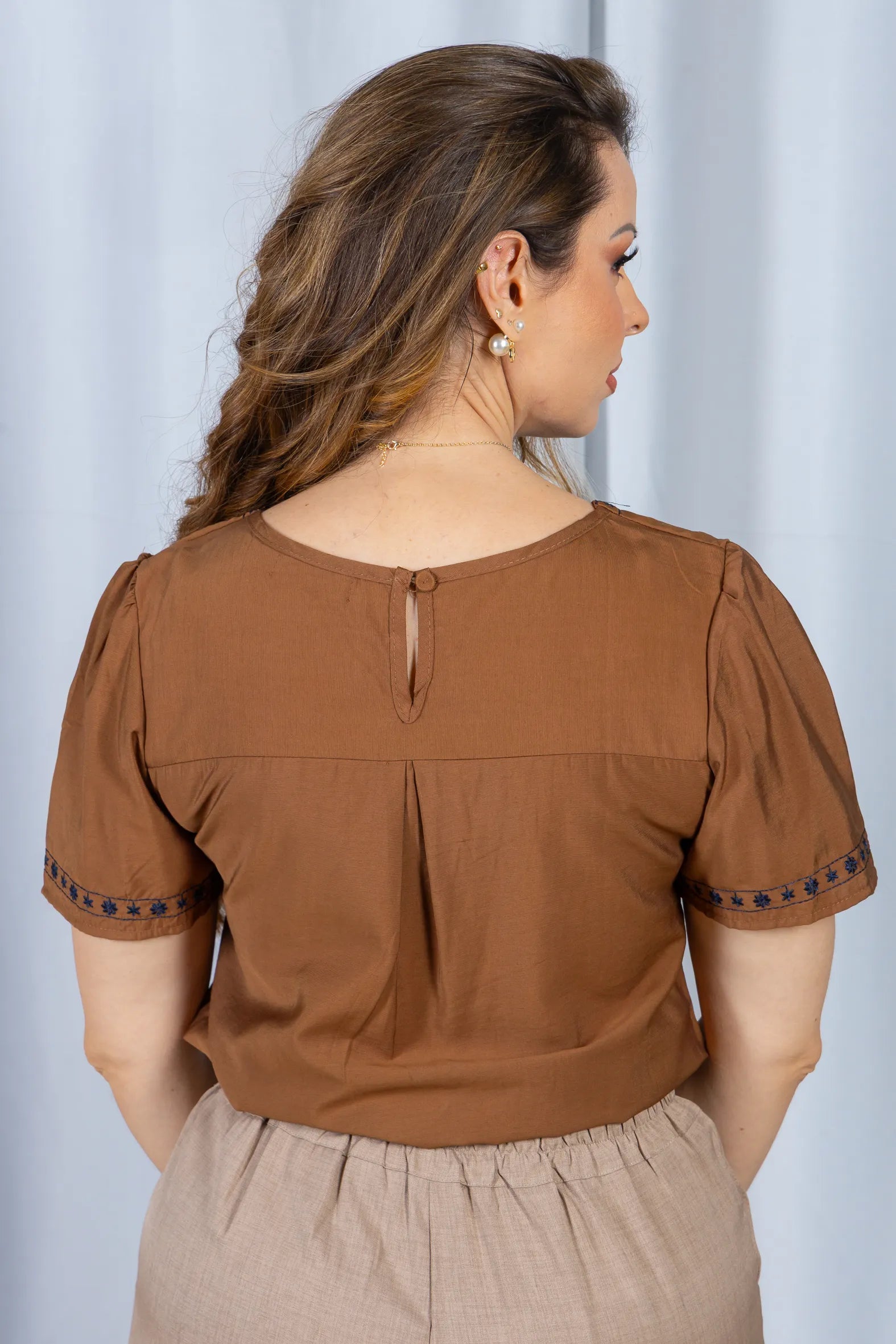 Blusa Manga Curta com Detalhes Bordados Colo Visco Fine Leia Marrom