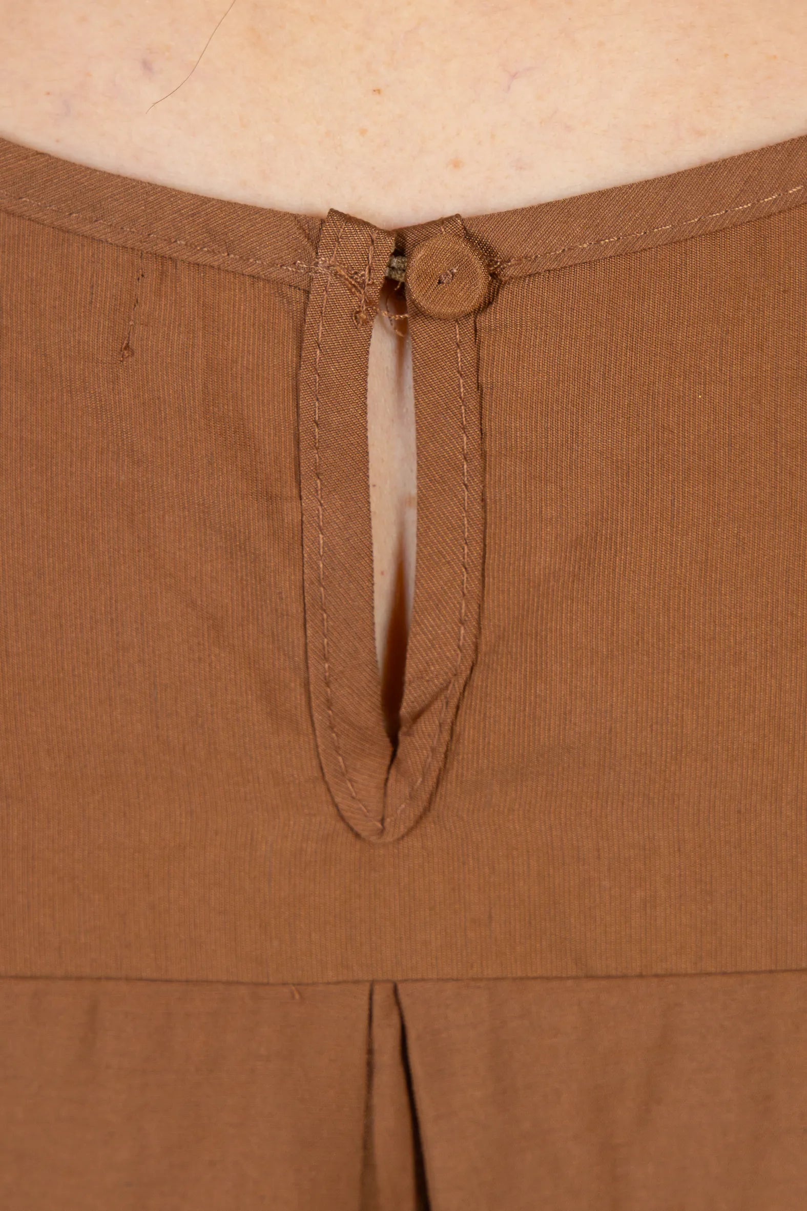 Blusa Manga Curta com Detalhes Bordados Colo Visco Fine Leia Marrom