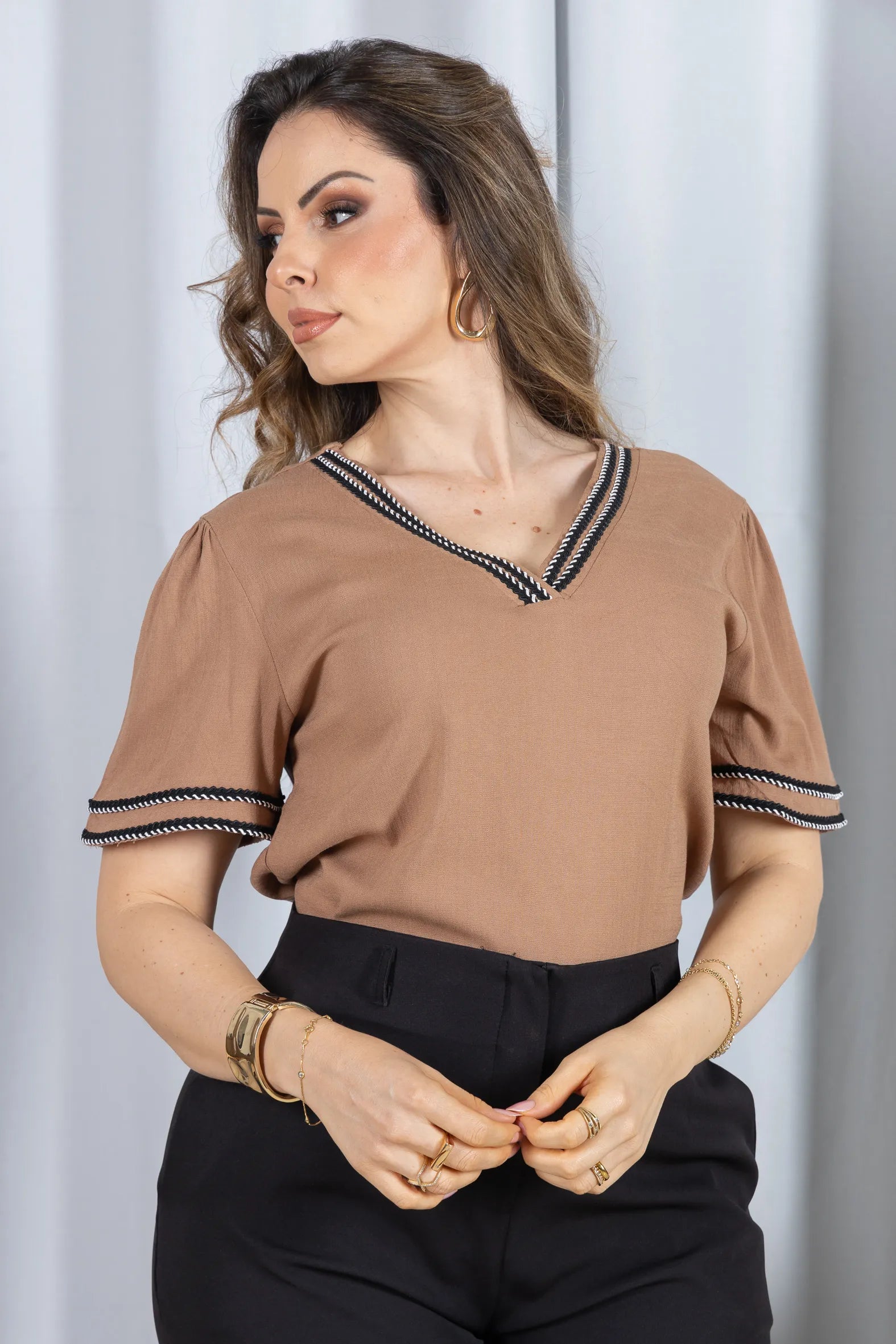 Blusa Manga Curta Decote em "V" em Visco Linen com Bordado Contrastante Helen Marrom