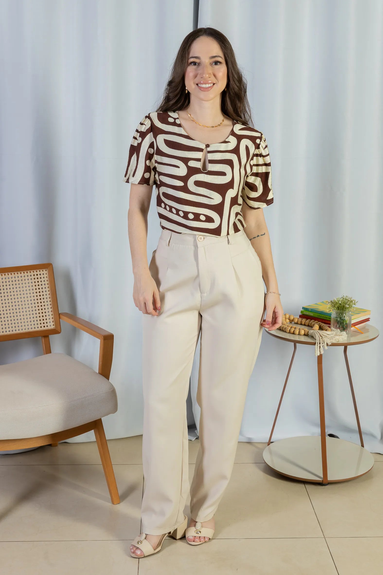 Conjunto: Blusa Manga Curta Detalhe Decote Visco Brise Mel Estampada Marrom + Calça Corte Reto Alfaiataria Detalhe Bolso Adriana Esteves Creme