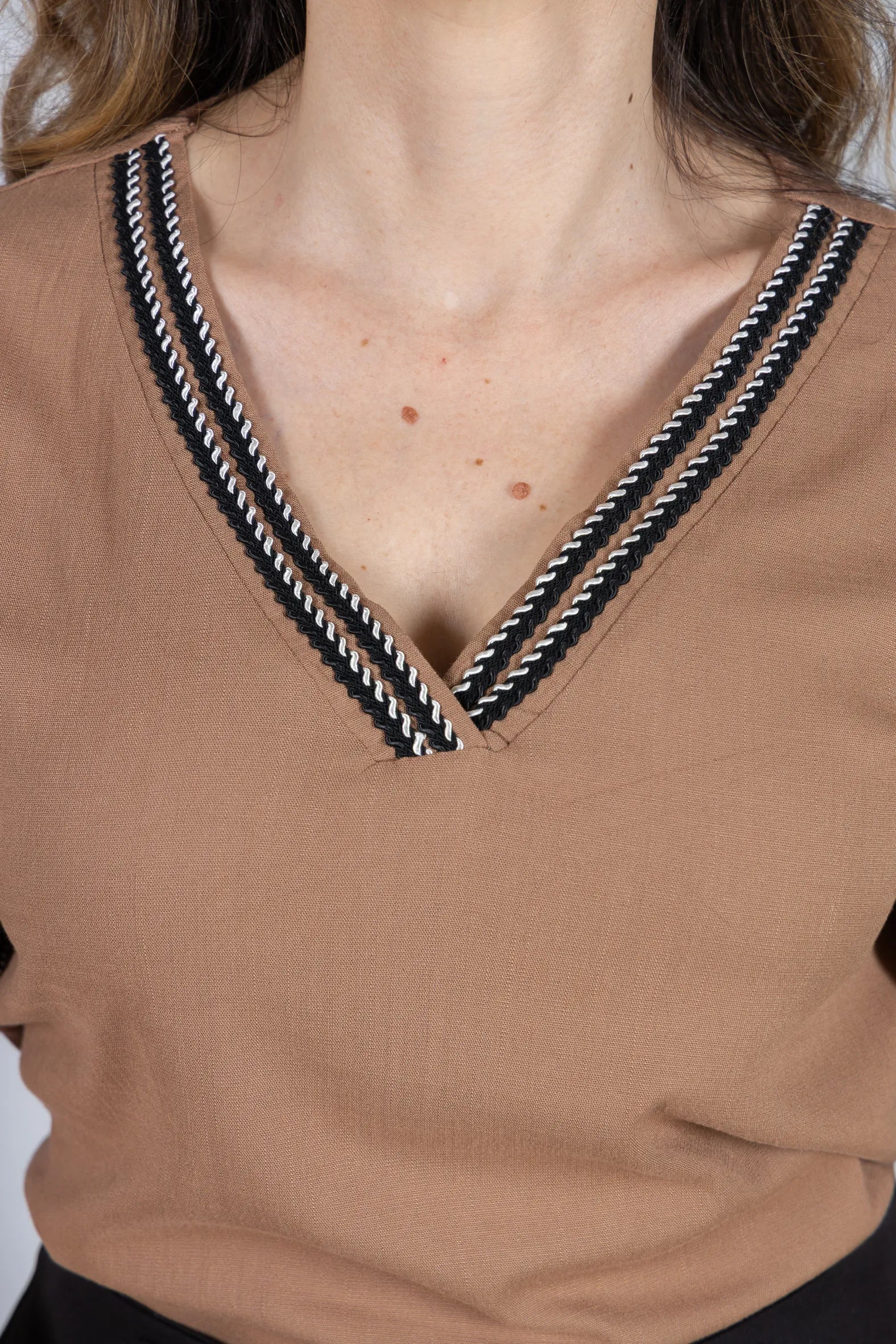 Blusa Manga Curta Decote em "V" em Visco Linen com Bordado Contrastante Helen Marrom