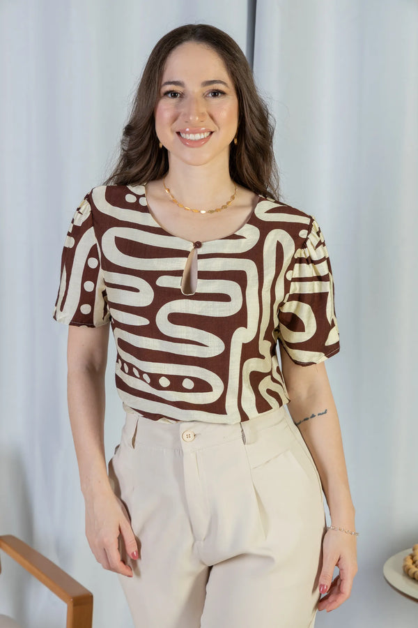 Blusa Manga Curta Detalhe Decote Visco Brise Mel Estampada Marrom
