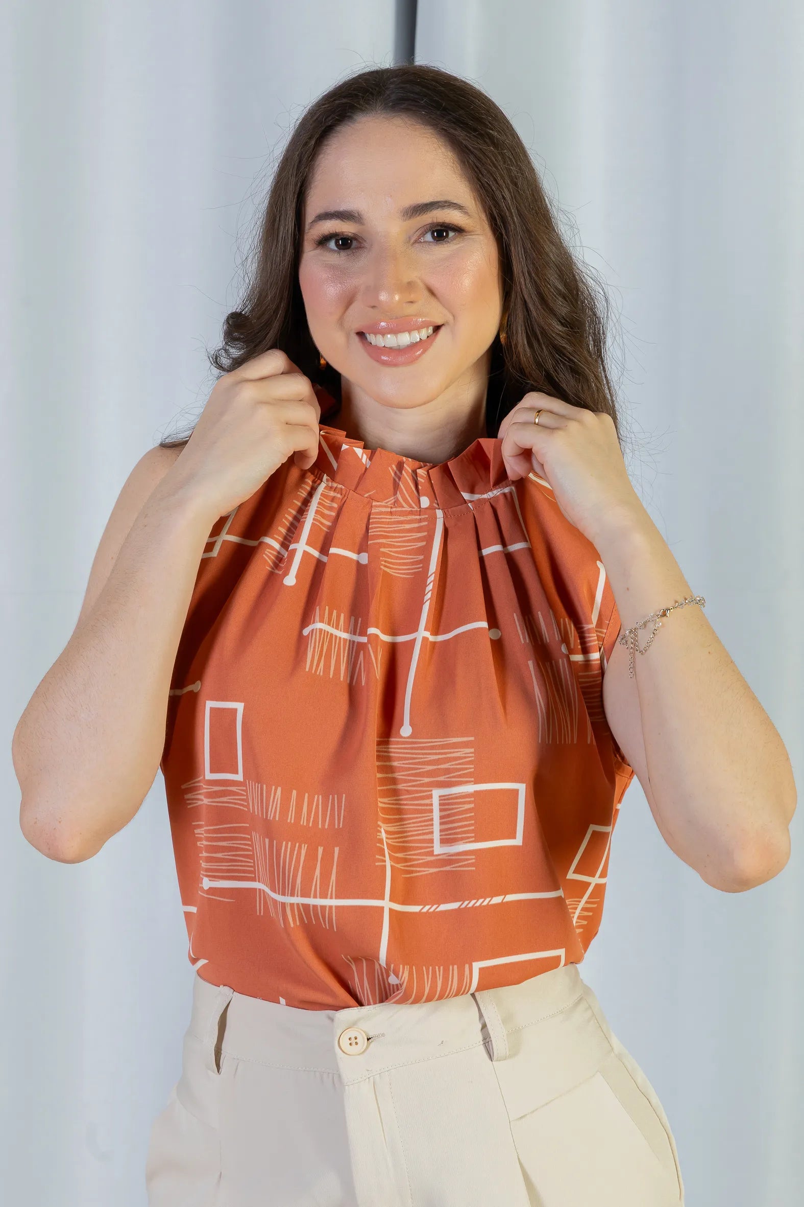 Regata Detalhe Pregas Colo Crepe Classic Lídia Estampada Terracota