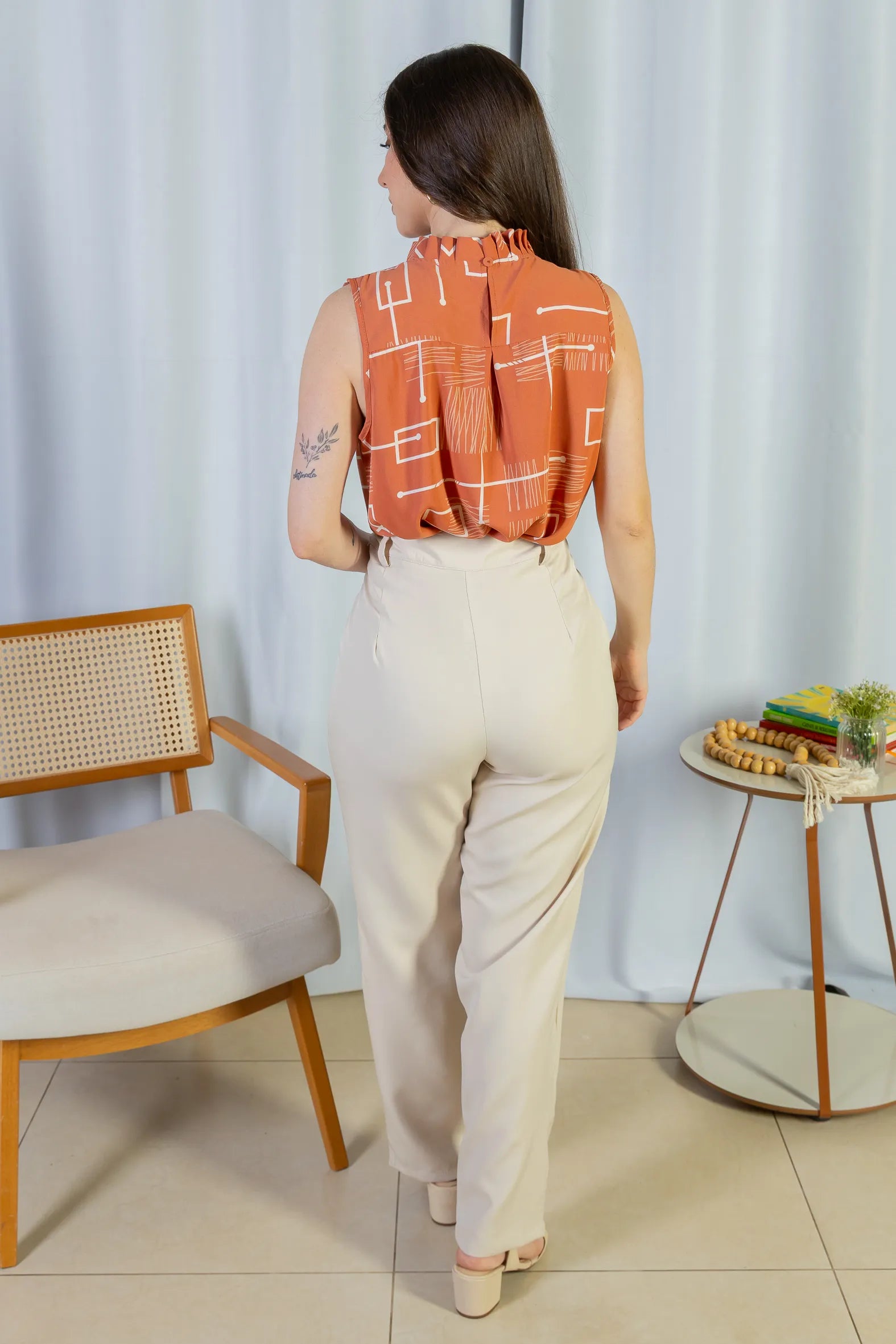 Regata Detalhe Pregas Colo Crepe Classic Lídia Estampada Terracota