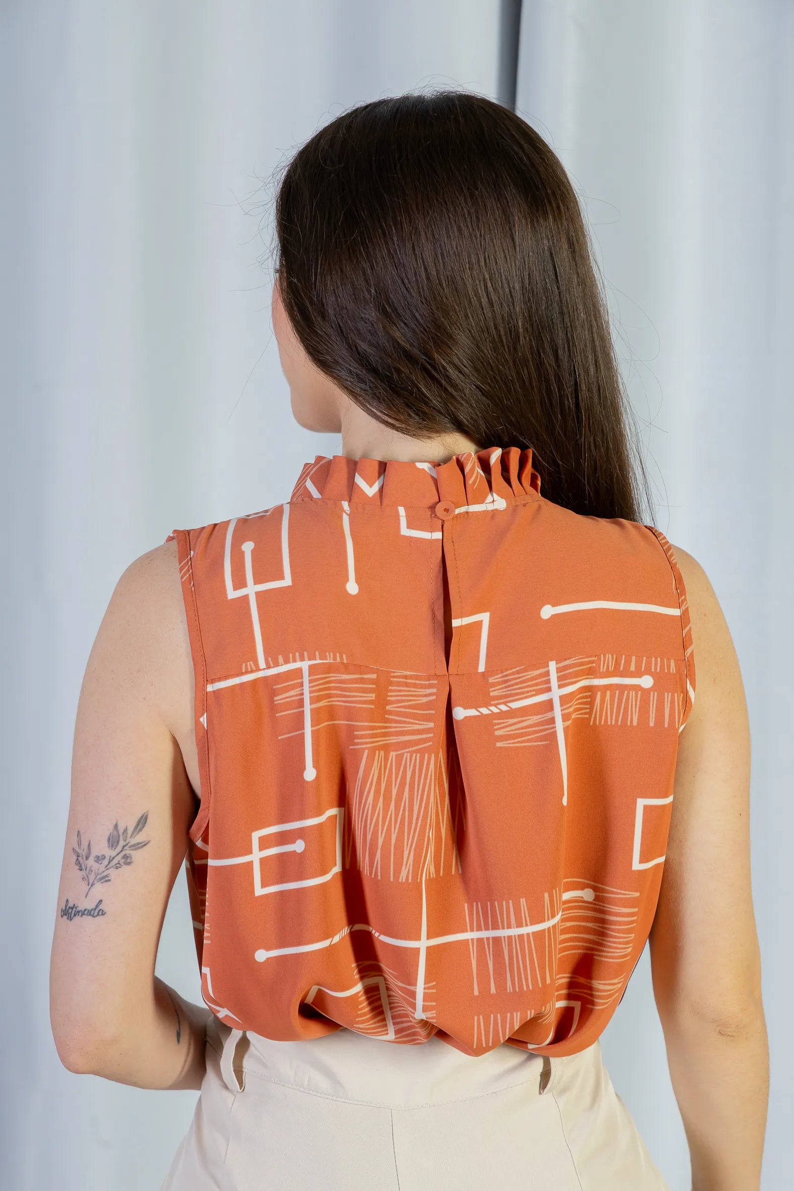 Regata Detalhe Pregas Colo Crepe Classic Lídia Estampada Terracota