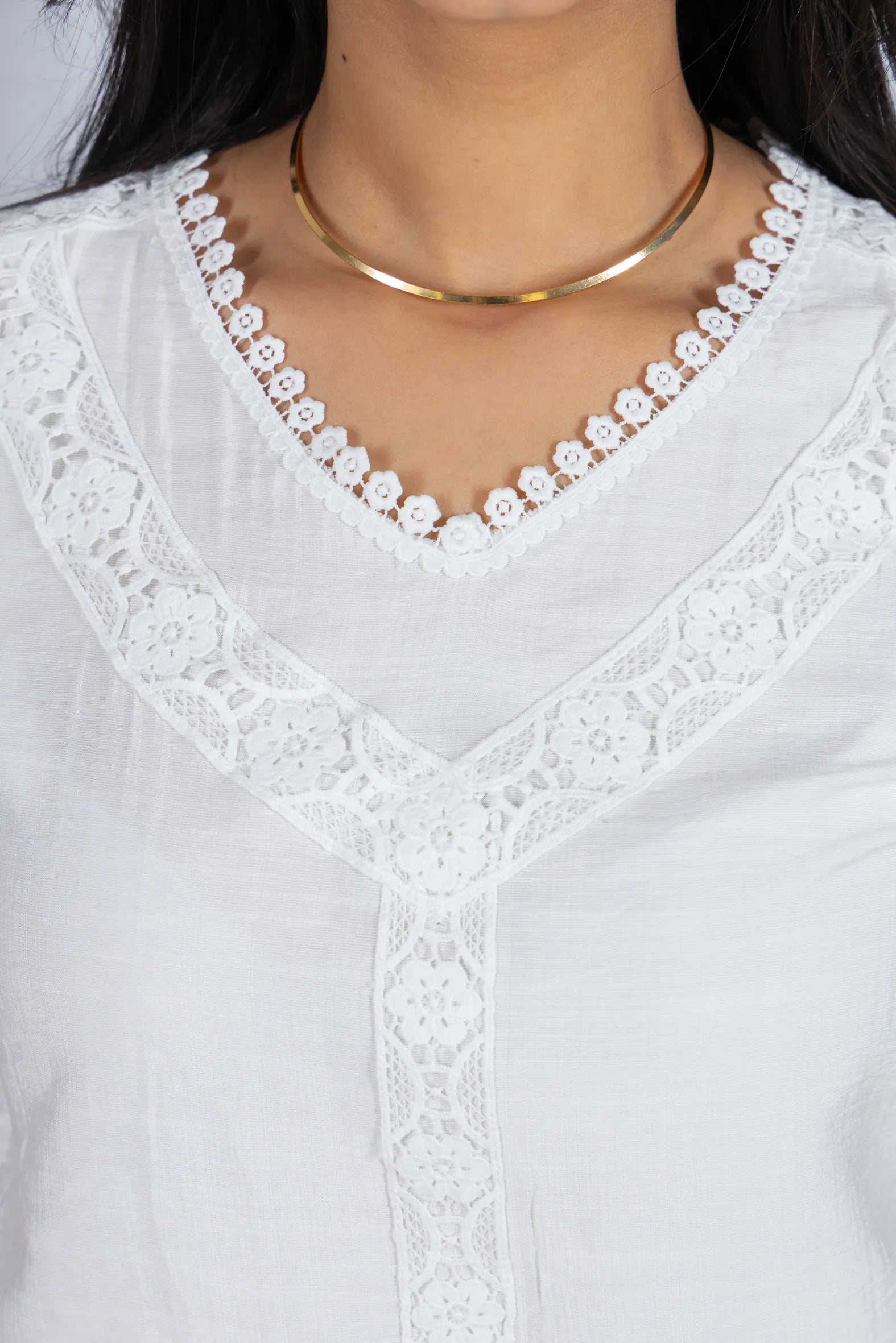 Blusa Manga Curta Decote em "V" em Visco Brise com Detalhes Bordados Thais Branca