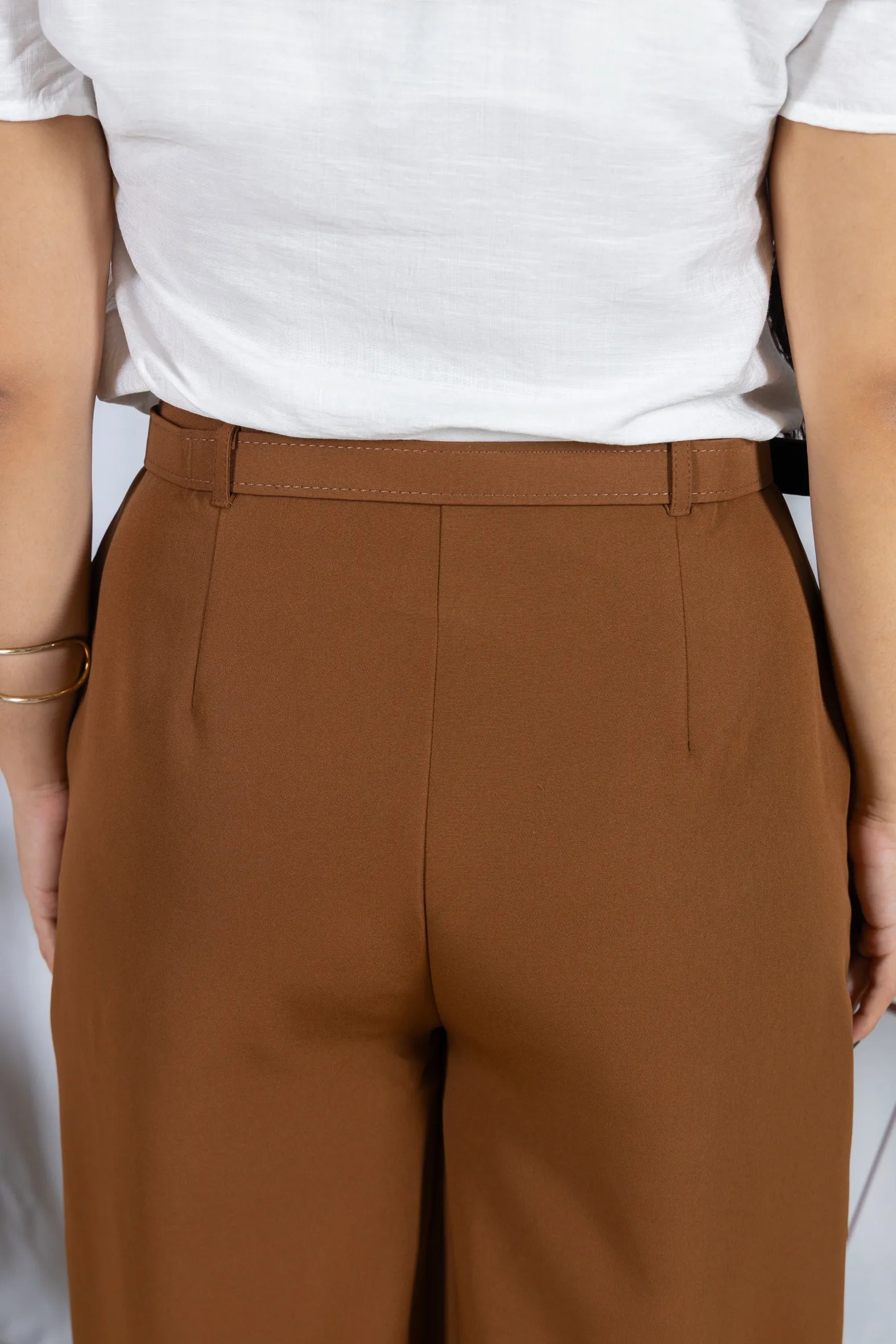 Calça Pantalona em Alfaiataria com Cinto Encapado Cinthia Marrom Escuro