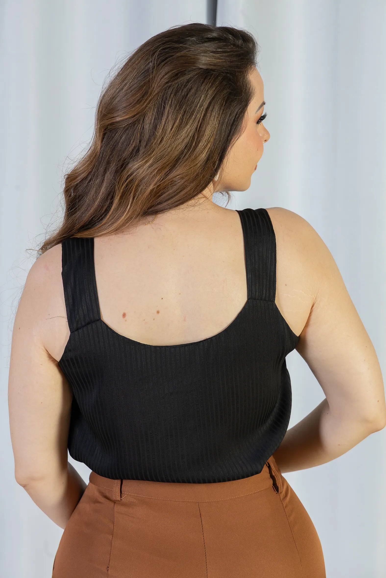 Blusa Regata Detalhe Gola Pérolas Crepe Acetinado Estefani Preta