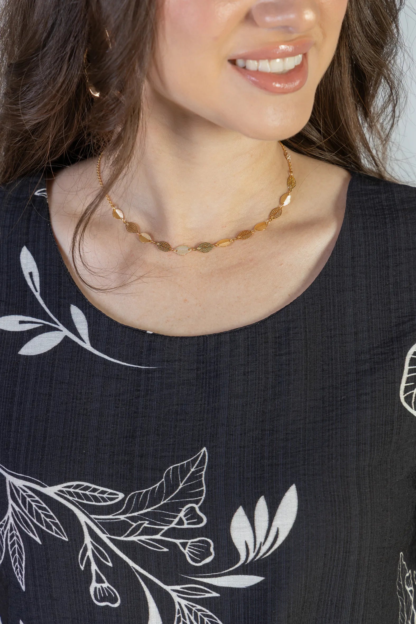 Blusa Manga Curta Visco Brise Telma Estampa Folhagem Preta