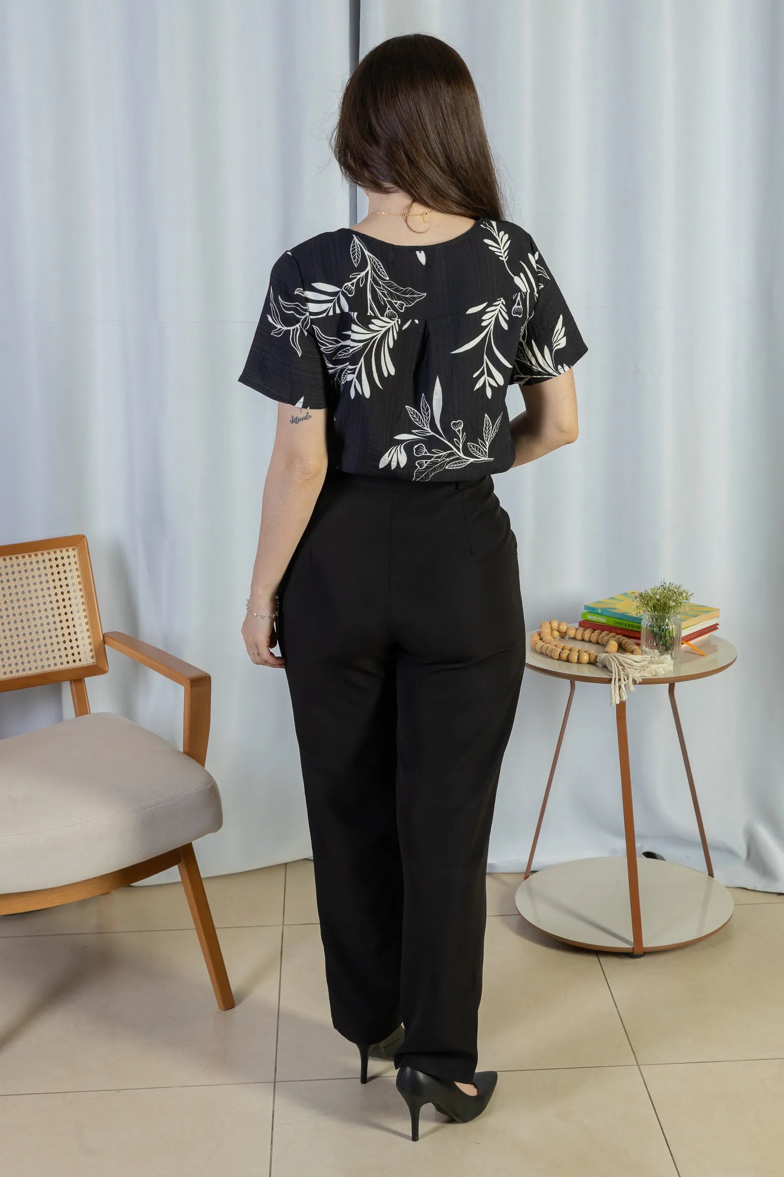 Blusa Manga Curta Visco Brise Telma Estampa Folhagem Preta