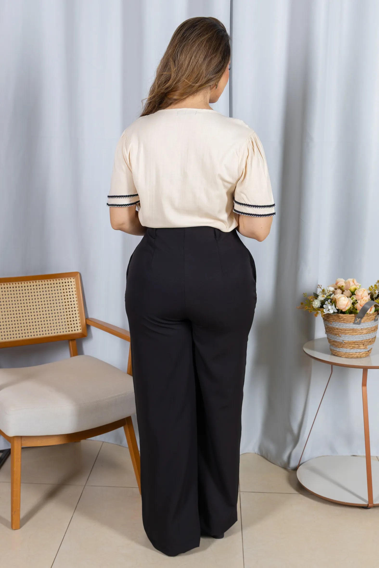 Blusa Manga Curta Decote em "V" em Visco Linen com Bordado Contrastante Helen Creme