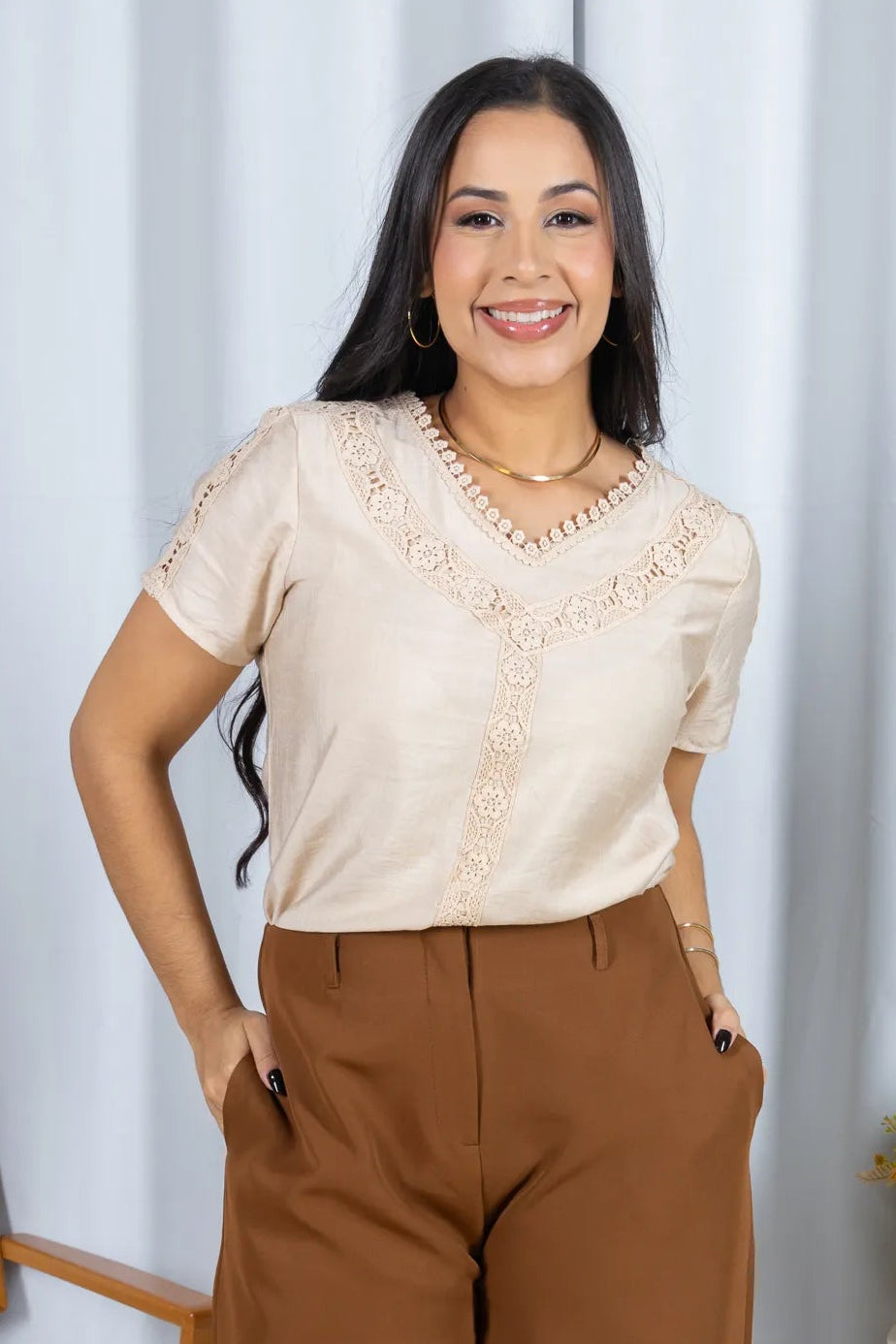 Blusa Manga Curta Decote em "V" em Visco Brise com Detalhes Bordados Thais Bege