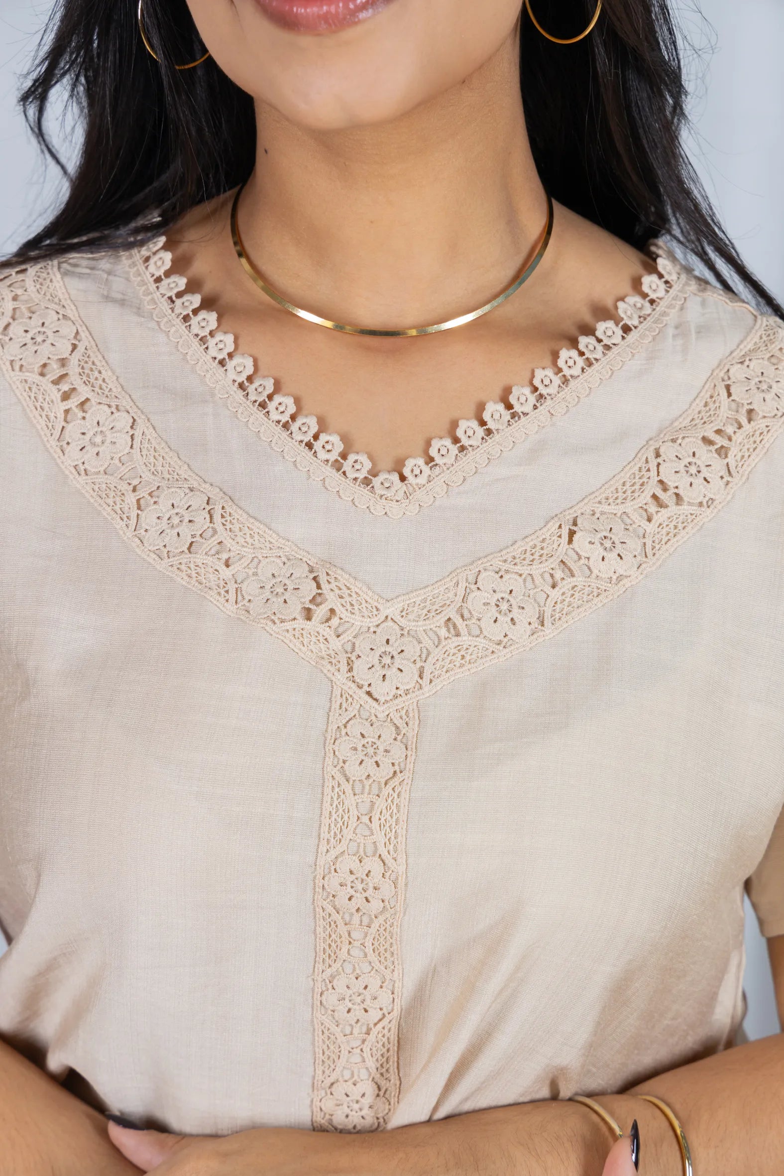 Blusa Manga Curta Decote em "V" em Visco Brise com Detalhes Bordados Thais Bege